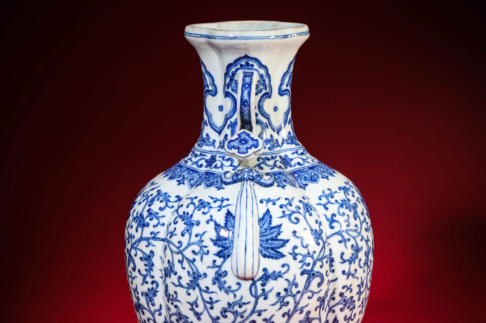 A Blue and White 'Interlocking Florals' Vase - 5