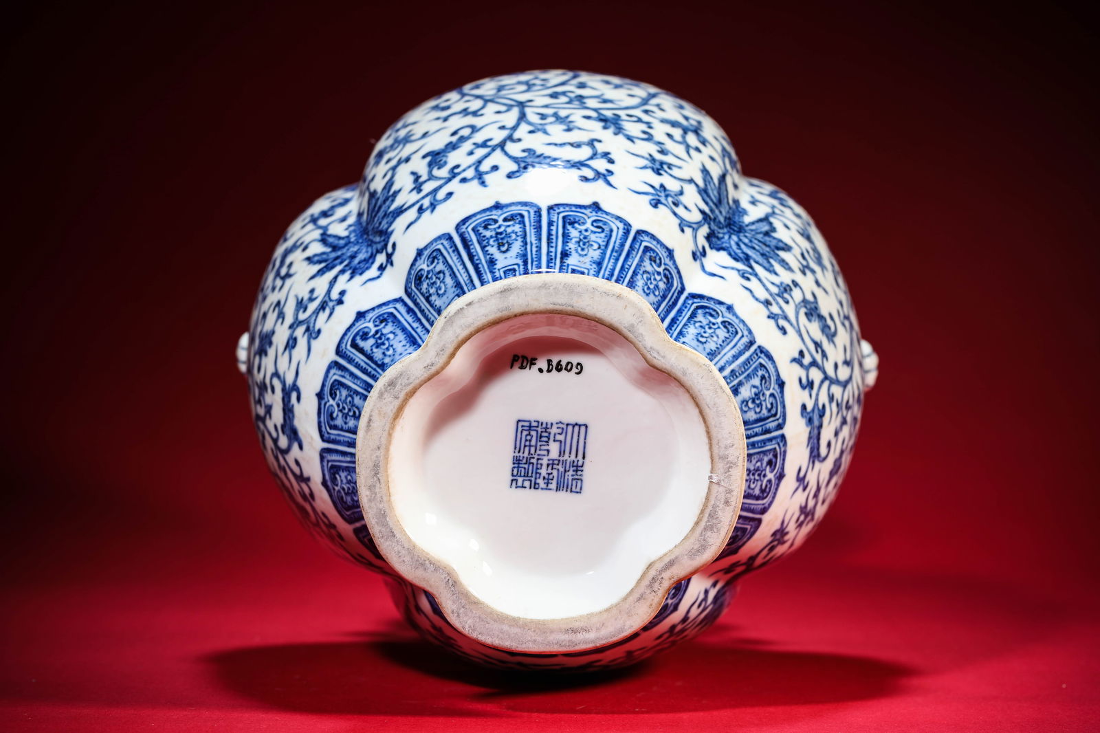 A Blue and White 'Interlocking Florals' Vase - 6