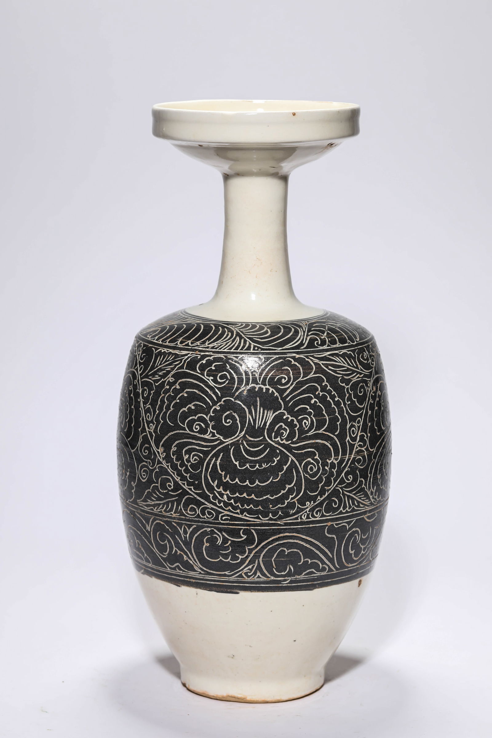 A Cizhou-Type 'Dish-Mouth' Vase: A Cizhou-Type 'Dish-Mouth' Vase (19.3 x 42 cm)