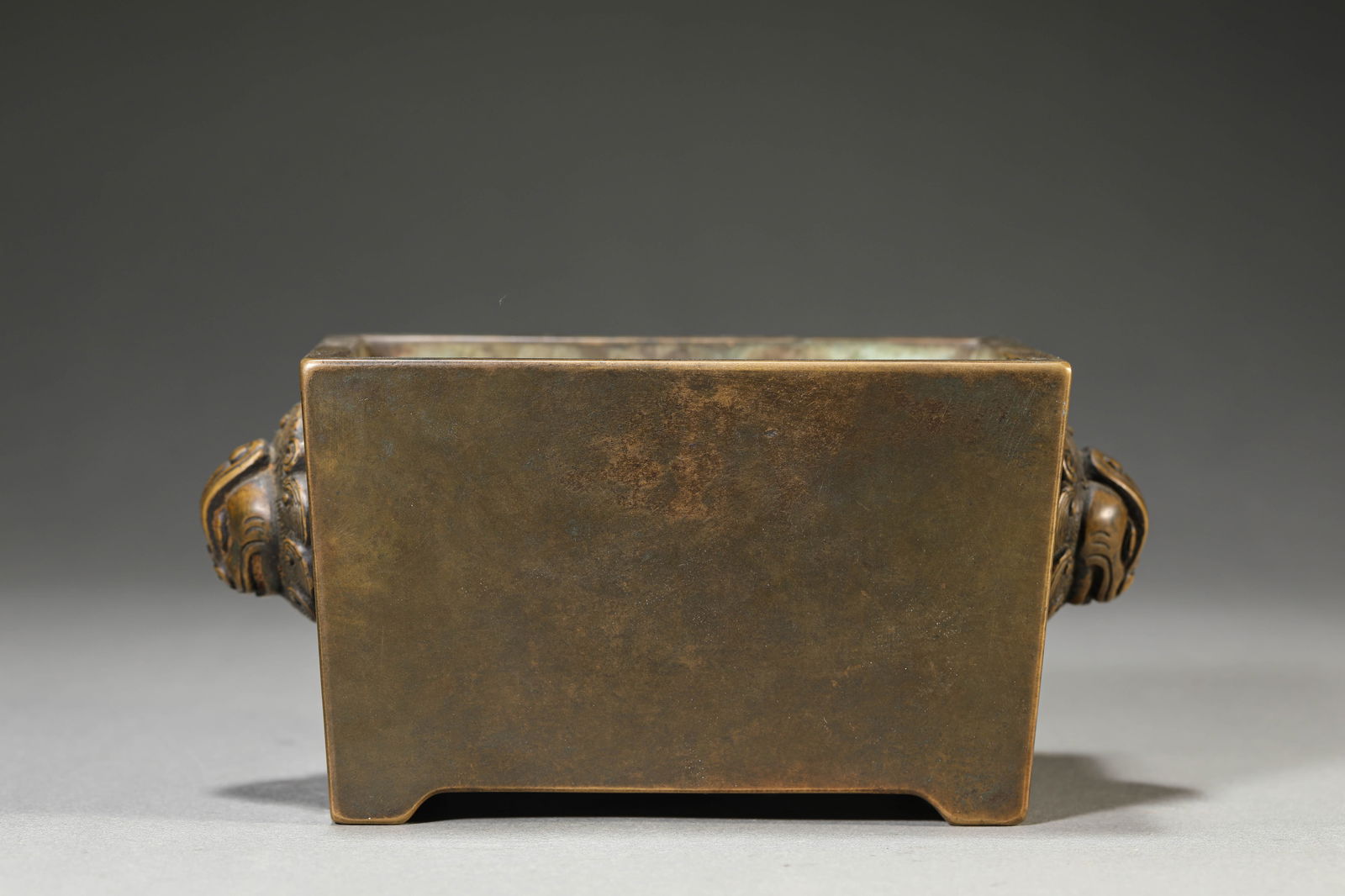 A Bronze 'Heavenly Chicken Handles' Trough-Form Censer: A Bronze 'Heavenly Chicken Handles' Trough-Form Censer (17.3 x 9.6 x 8.2 cm, Weight: 2467 grams)