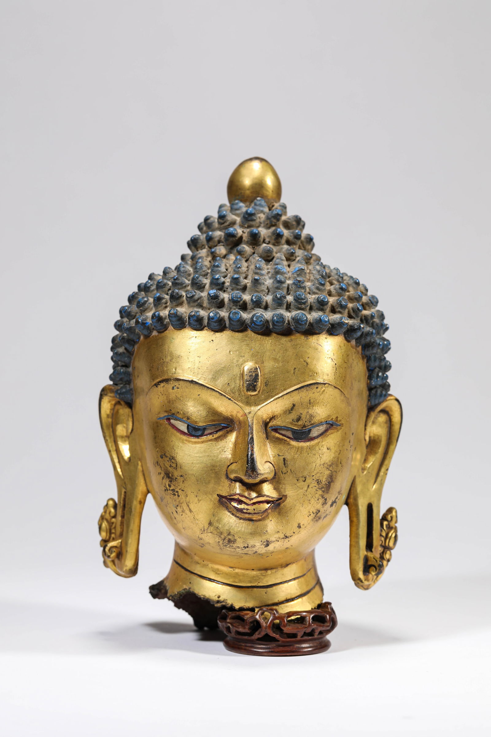 A Gilt-Bronze Head of Buddha: A Gilt-Bronze Head of Buddha (12.6 x 11 x 20.1 cm, Weight: 2547 grams)
