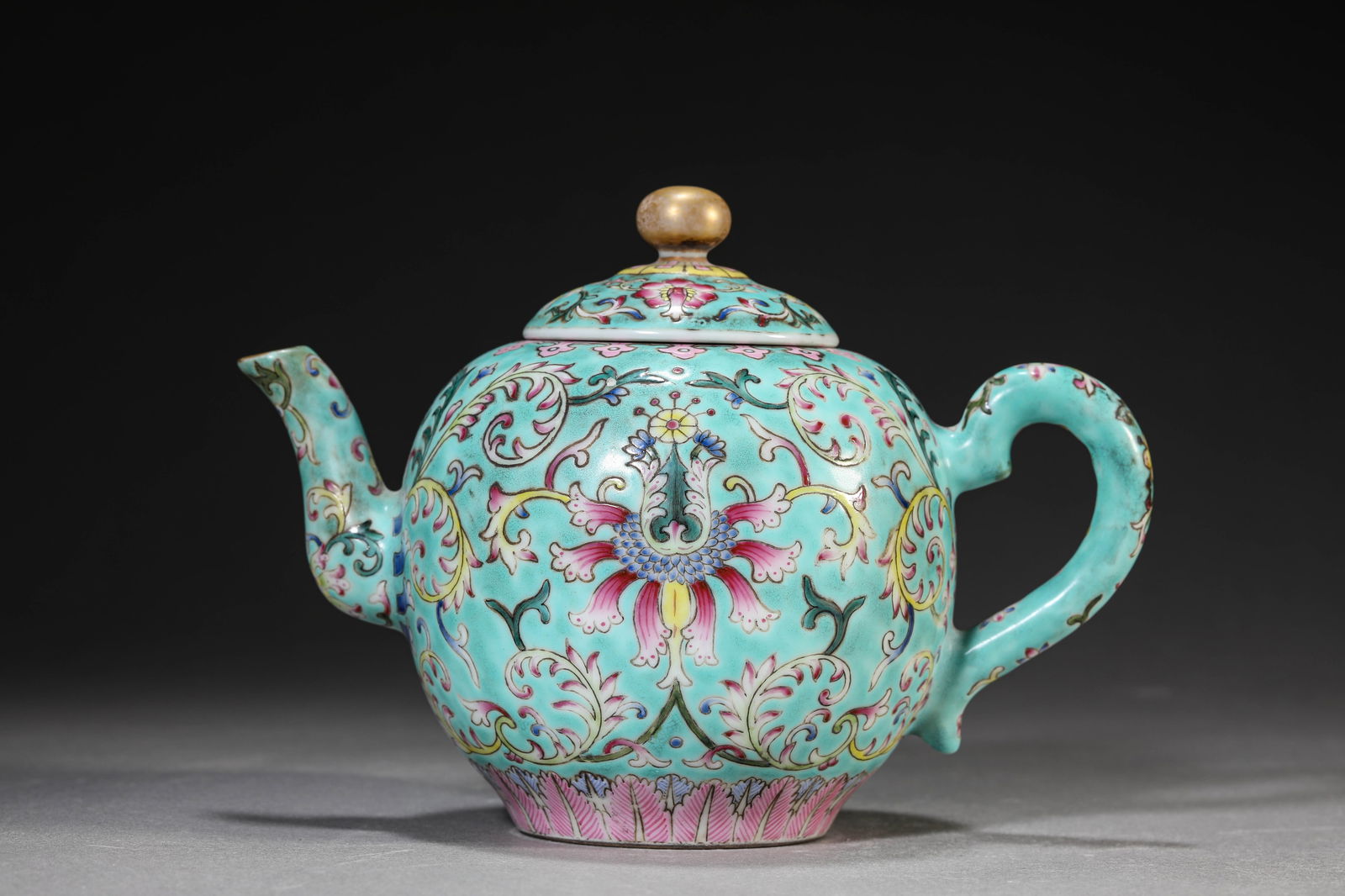 A Turquoise-Ground Famille-Rose 'Floral' Teapot: A Turquoise-Ground Famille-Rose 'Floral' Teapot (18.8 x 11.5 x 13.5 cm)
