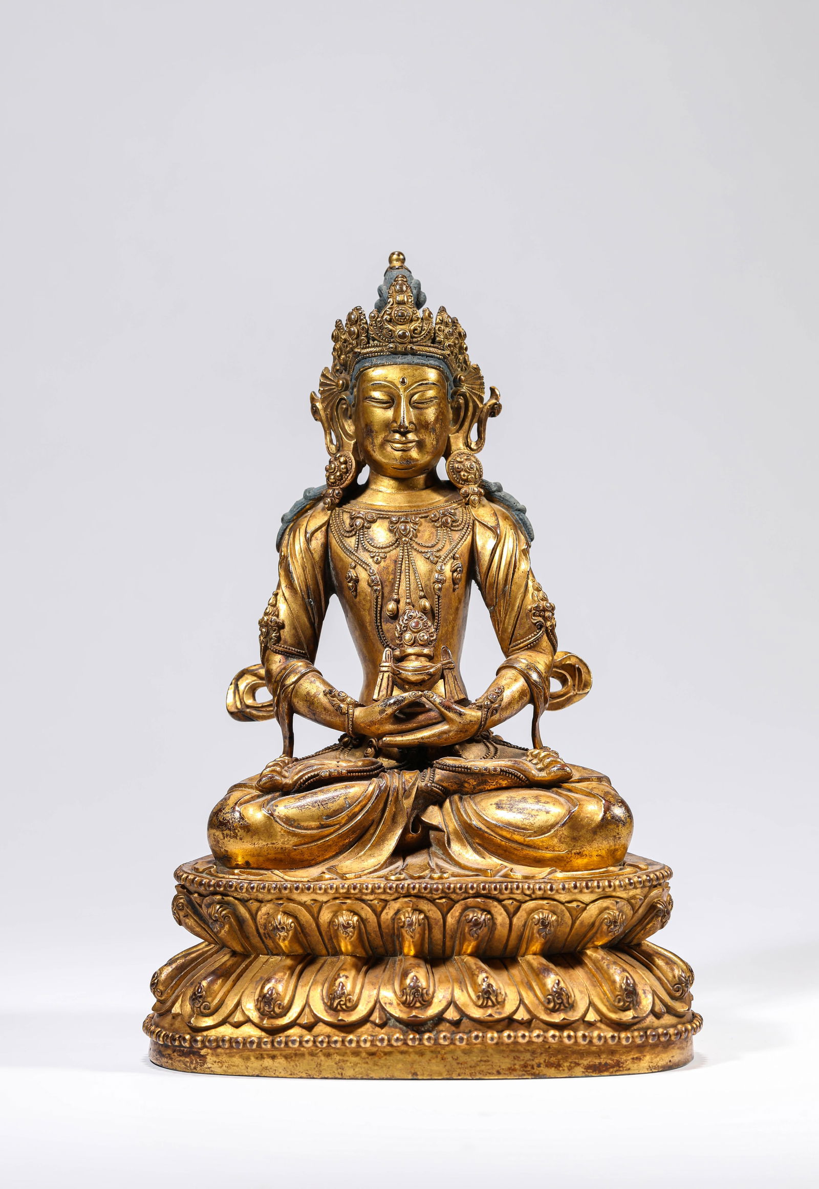 A Gilt-Bronze Figure of Amitayus: A Gilt-Bronze Figure of Amitayus (16 x 11.2 x 23.5 cm, Weight: 2447 grams)