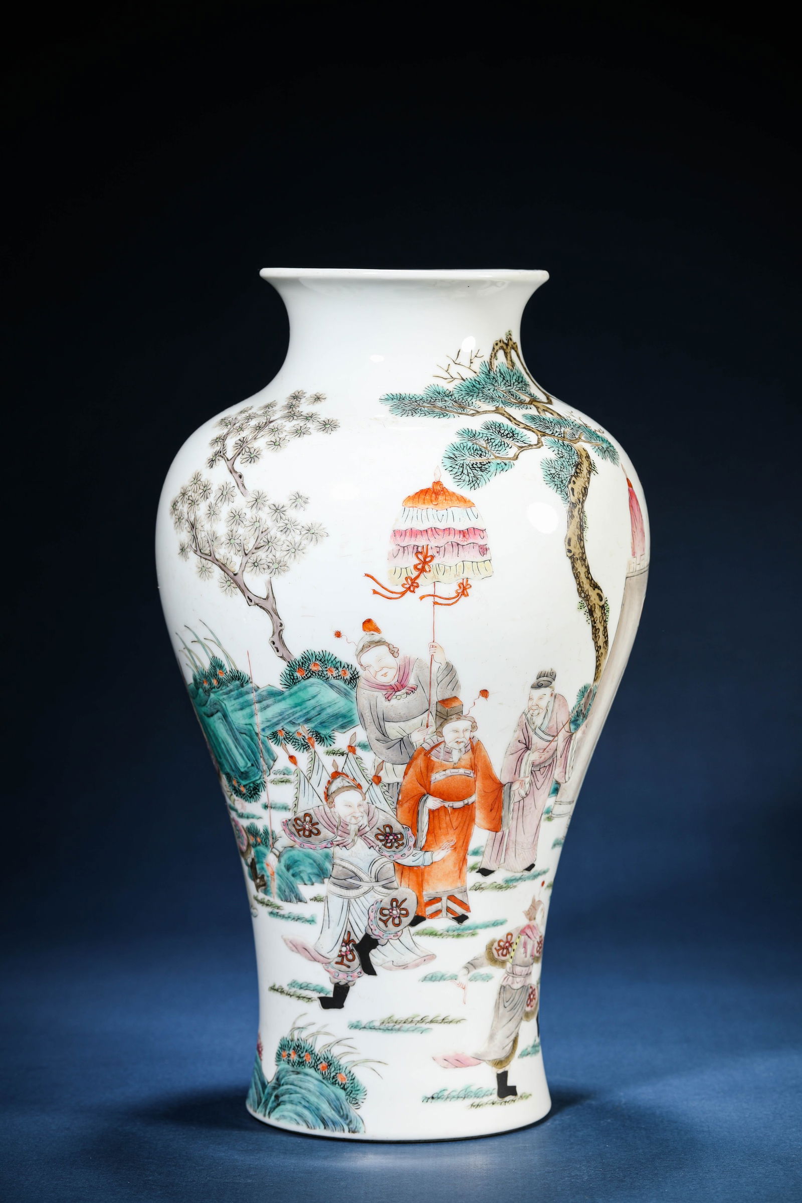 A Famille-Rose 'Narrative Scene' Vase: A Famille-Rose 'Narrative Scene' Vase (17.8 x 31. 2 cm)