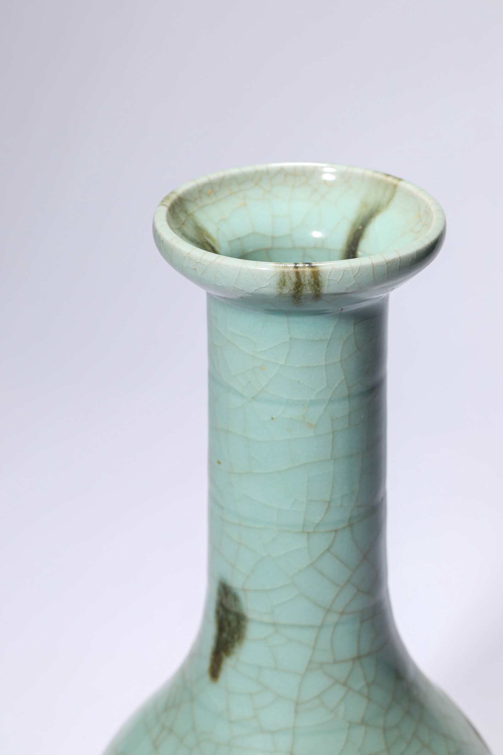 A Plum-Green-Glazed Vase - 3