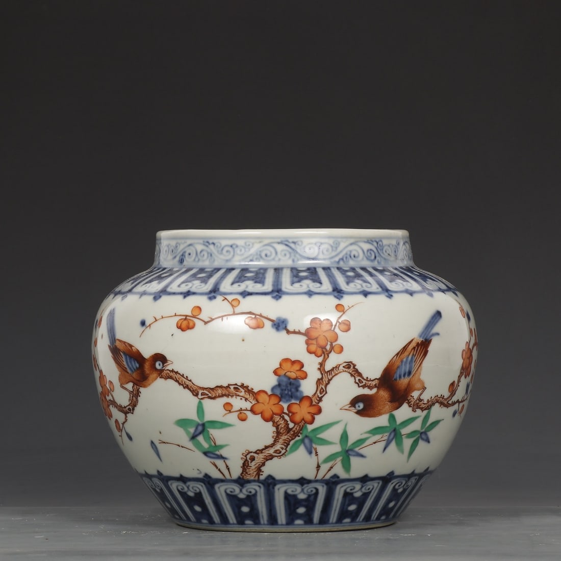 Blue and White Wucai Flower and Bird Pattern Porcelain Lid Pot: Blue and White Wucai Flower and Bird Pattern Porcelain Lid Pot (18.8 x 23.5cm)