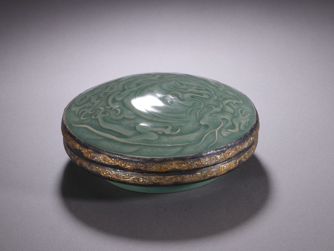 Longquan Ware Carved Dragon Pattern Porcelain Lid Box: Longquan Ware Carved Dragon Pattern Porcelain Lid Box (16.3 x 6.3cm)