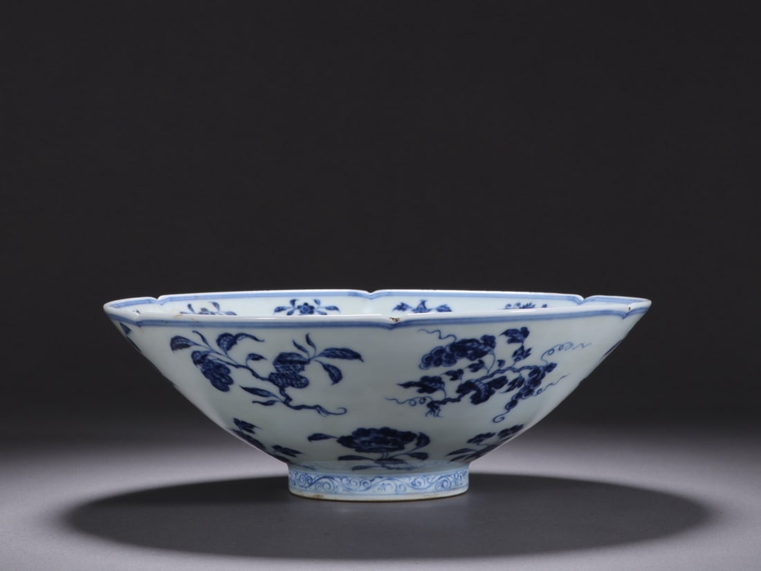 Blue and White Flower and Peach Pattern Porcelain Plate: Blue and White Flower and Peach Pattern Porcelain Plate (22.5 x 7.9cm)