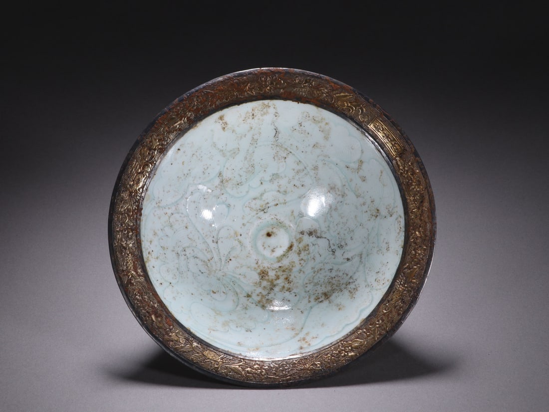 Light Grey Glazed Carved Flower Pattern Porcelain High Foot Cup: Light Grey Glazed Carved Flower Pattern Porcelain High Foot Cup (16.5 x 6.7cm)