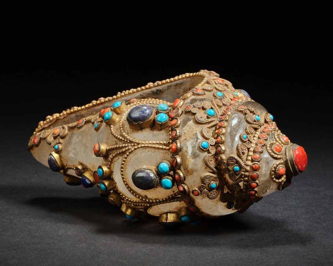 White Crystal Inlaid Gem Stone and Gilt Silver Carved Conch Shape Ornament: White Crystal Inlaid Gem Stone and Gilt Silver Carved Conch Shape Ornament (14 x 8 x 6cm)