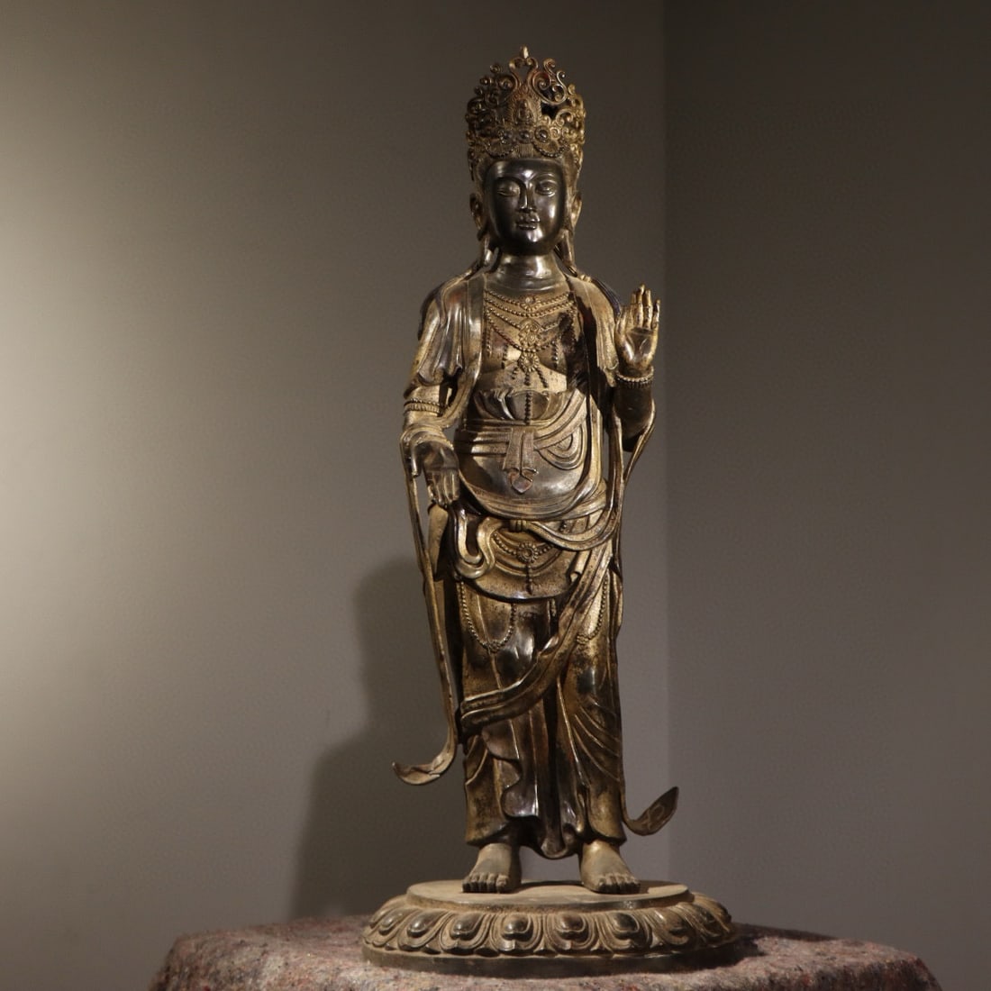 Gilt Bronze GuanYin Figure: Gilt Bronze GuanYin Figure (73 x 50 x 124cm)