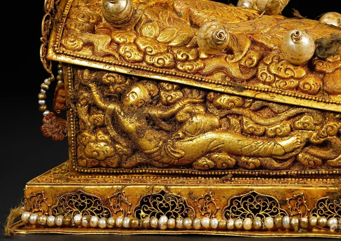 Solid Gold Carved Flying Beauty Pattern Coffin - 3