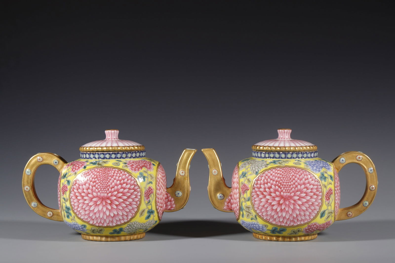 Pair of Famille Rose Chrysanthemum Pattern Porcelain Teapot: Pair of Famille Rose Chrysanthemum Pattern Porcelain Teapot (12 x 7cm)