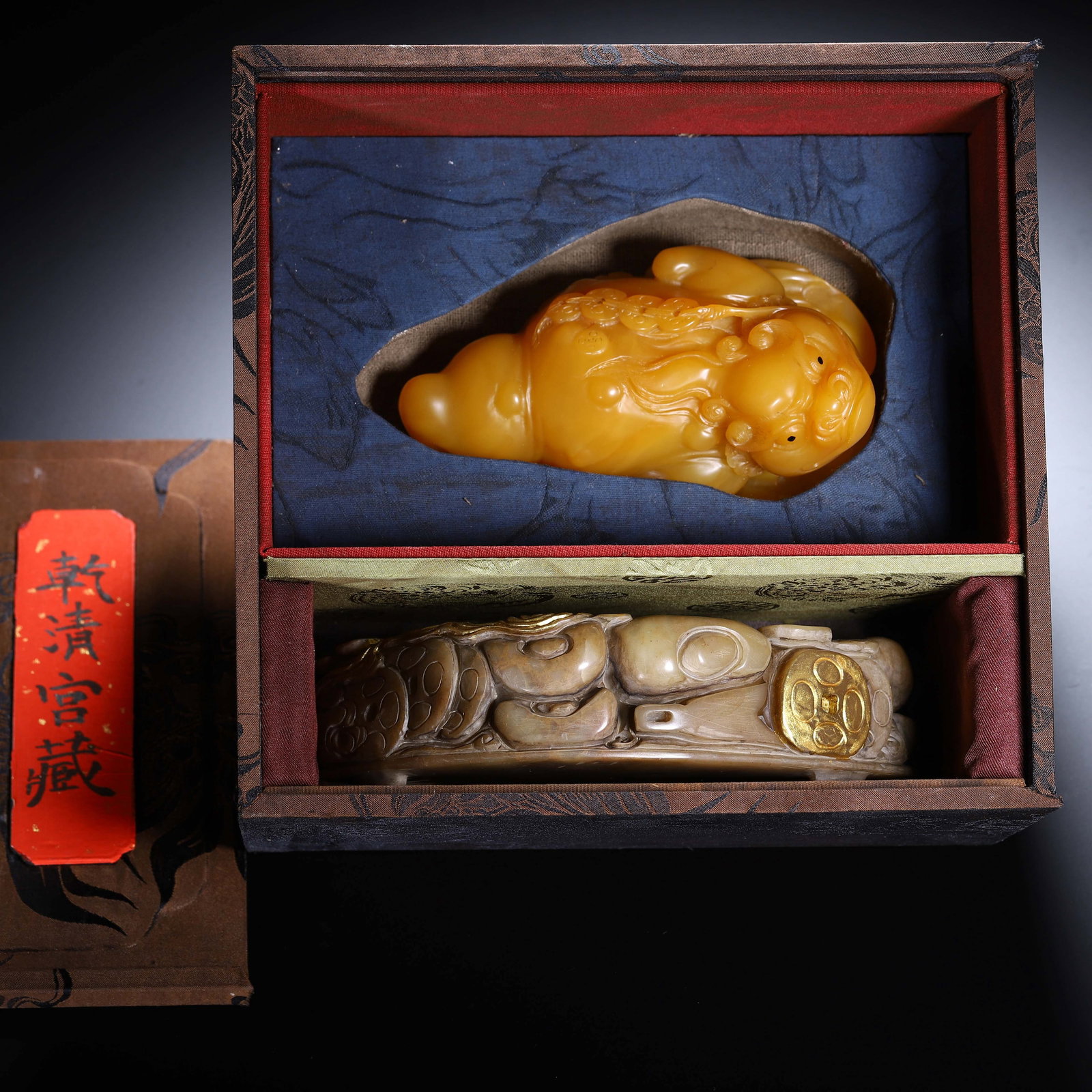 A CHINESE TIANHUANG STONE MYTHICAL BEAST ORNAMENT: A CHINESE TIANHUANG STONE MYTHICAL BEAST ORNAMENT (14 x 8 x 8.5 cm,Weight 780g)