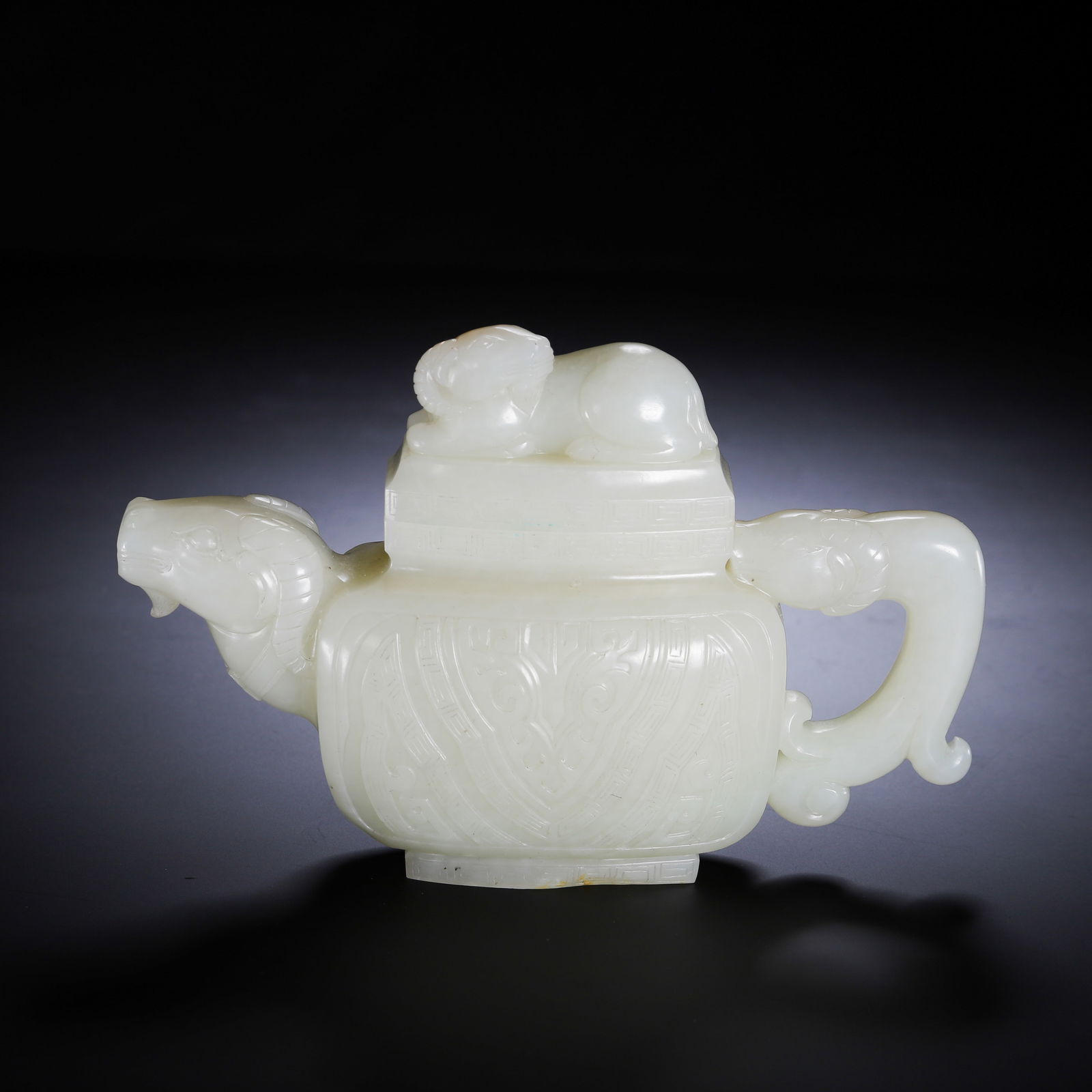 A CHINESE HOTAN JADE TEAPOT WITH RAM-HEAD SPOUT AND BEAST FINIAL: A CHINESE HOTAN JADE TEAPOT WITH RAM-HEAD SPOUT AND BEAST FINIAL (15.5 x 4 x 10cm,Weight 470g)