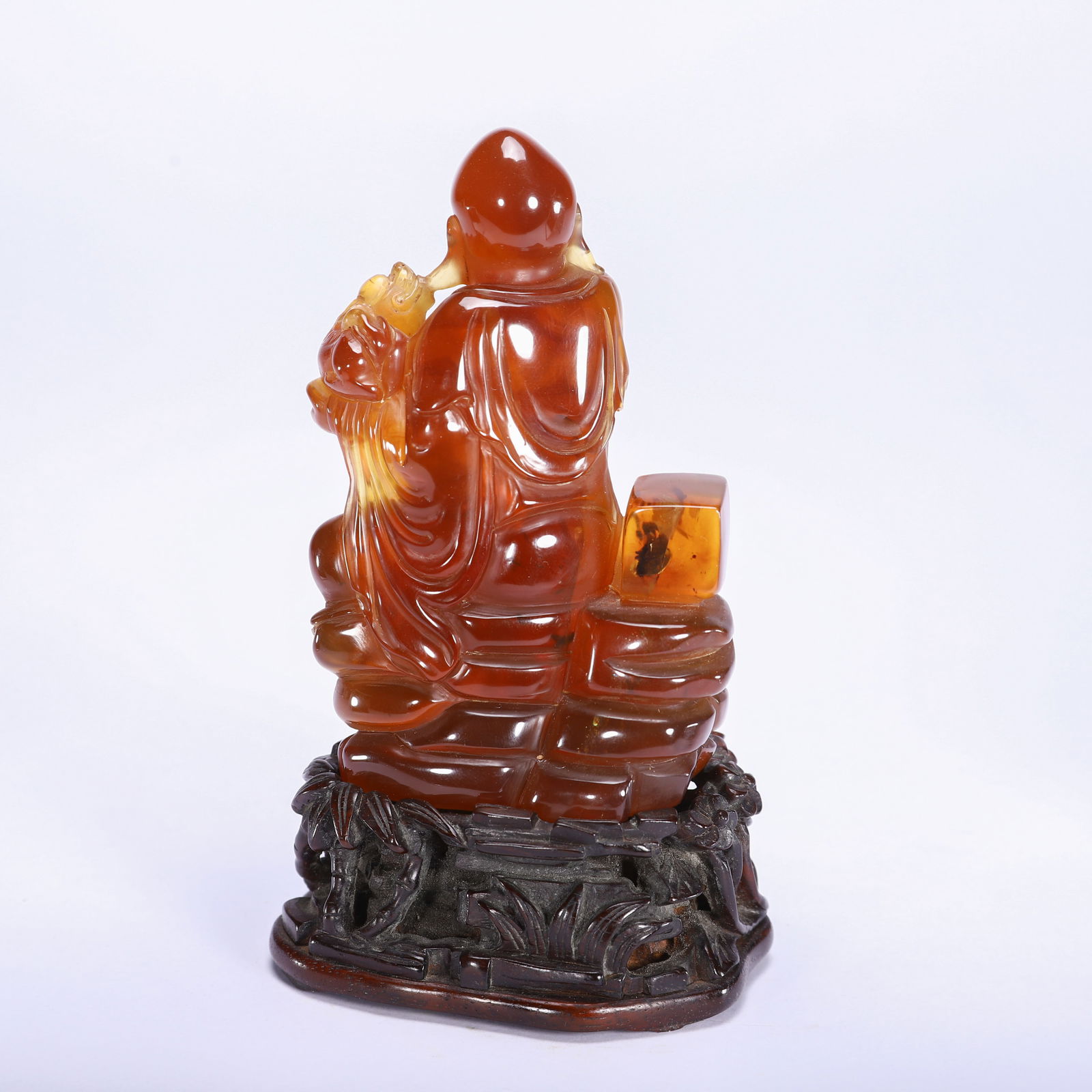 A CHINESE AMBER LUOHAN FIGURE - 7