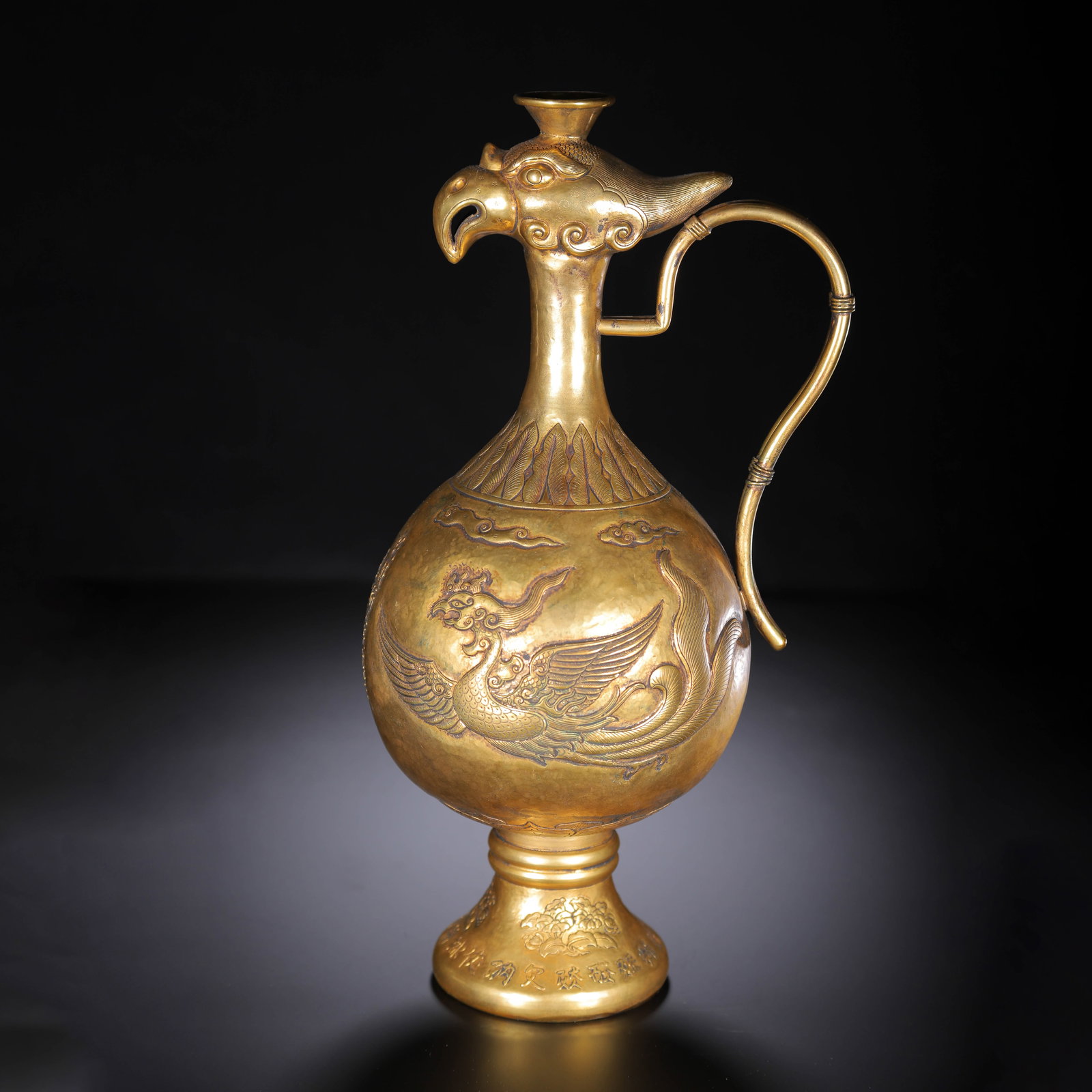 A CHINESE GILT-BRONZE PHOENIX-HEAD EWER WITH DRAGON AND PHOENIX RELIEF: A CHINESE GILT-BRONZE PHOENIX-HEAD EWER WITH DRAGON AND PHOENIX RELIEF (15.5 x 13 x 23cm,Weight 960g)