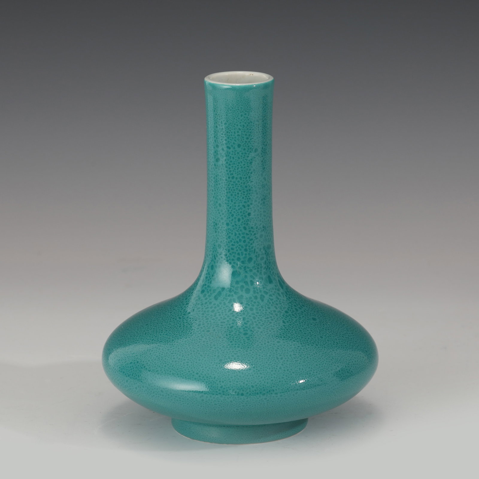 A CHINESE SINGLE COLOR GLAZED PORCELAIN VASE (1 of 10)