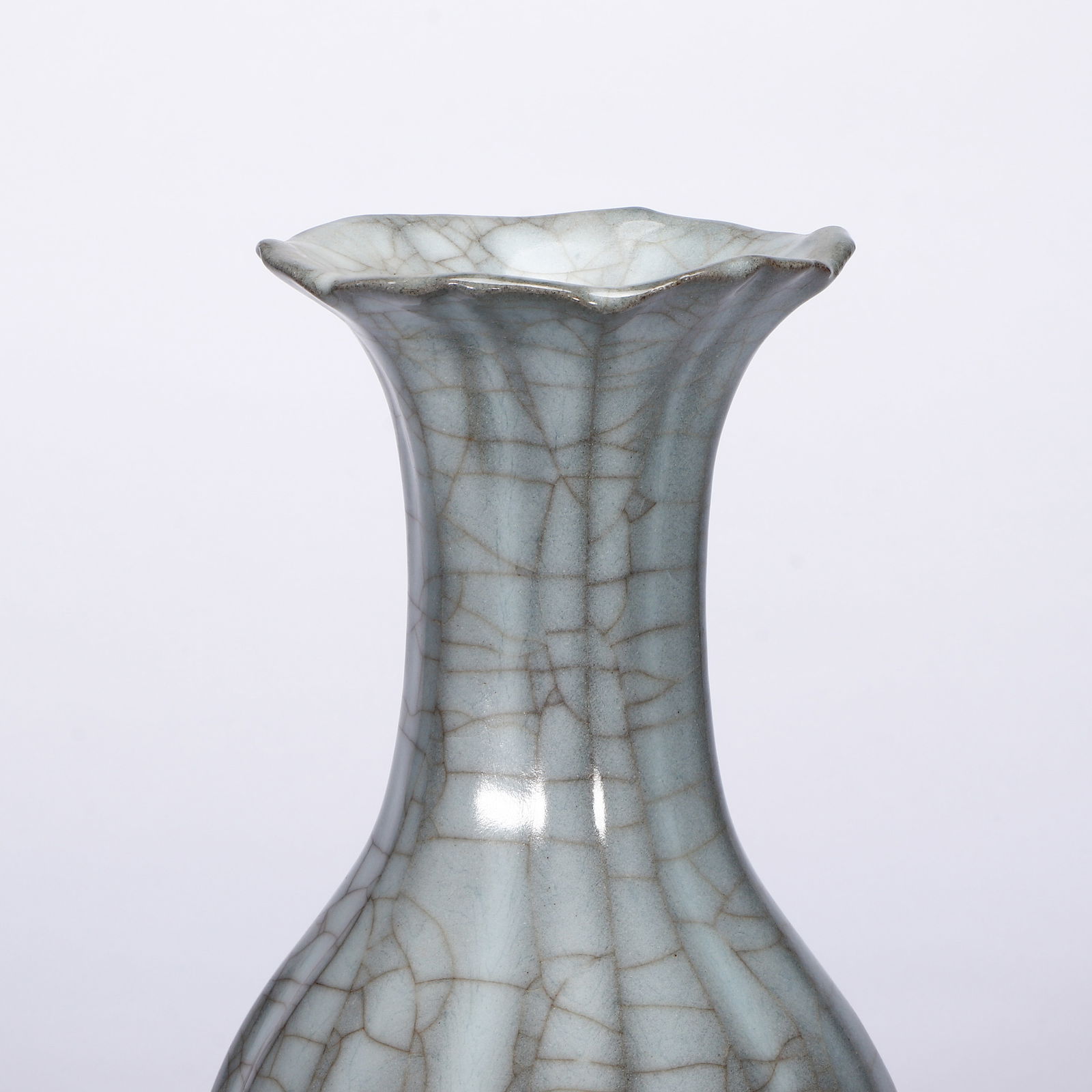 A CHINESE GE WARE LOBED VASE - 2