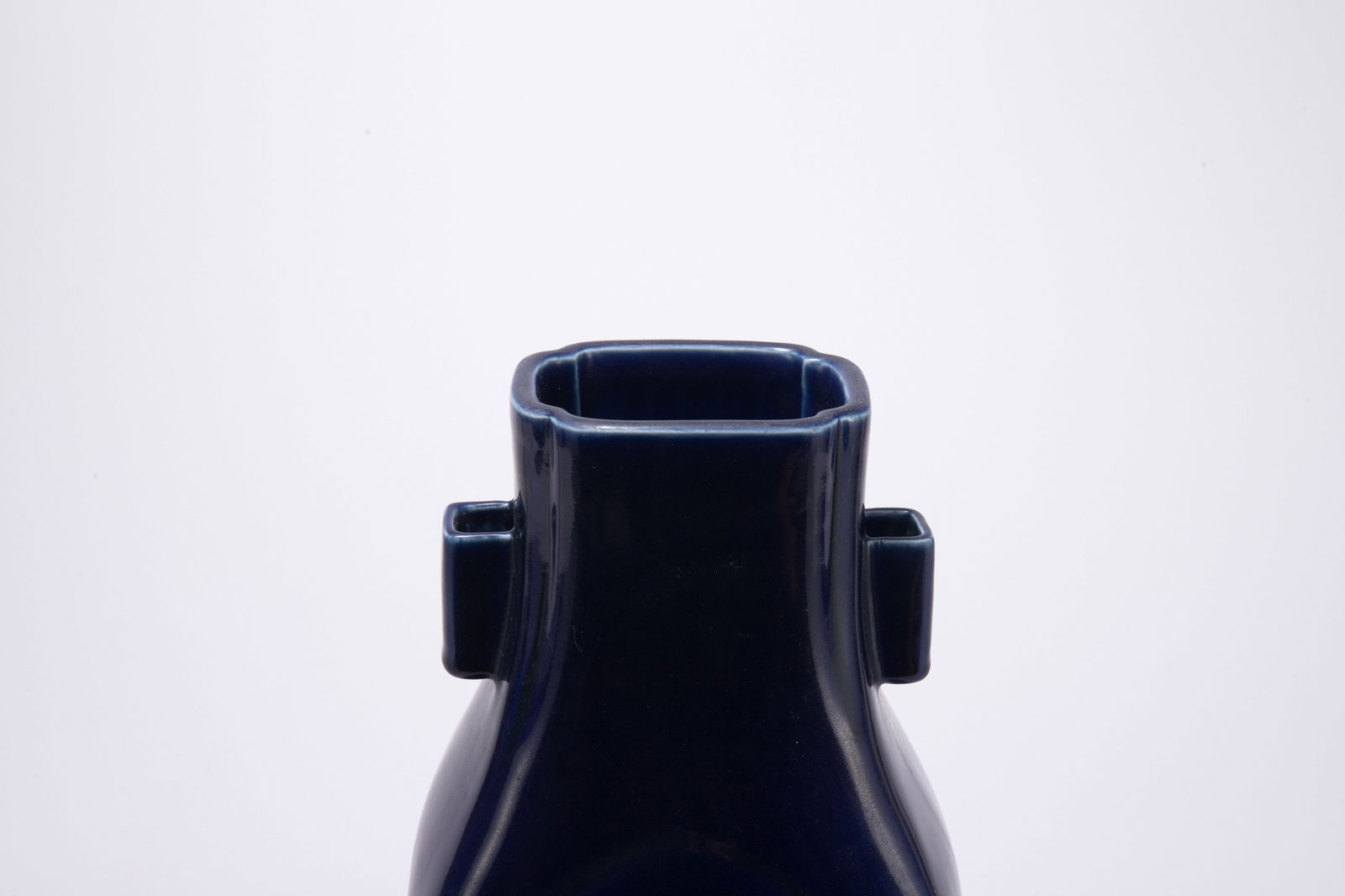 A BLUE GLAZE ARROW VASE - 2