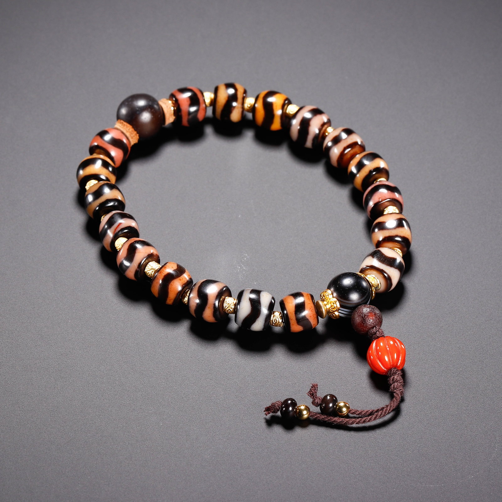 A CHINESE DZI BEAD BRACELET: A CHINESE DZI BEAD BRACELET (1 x 1 x 1cm)