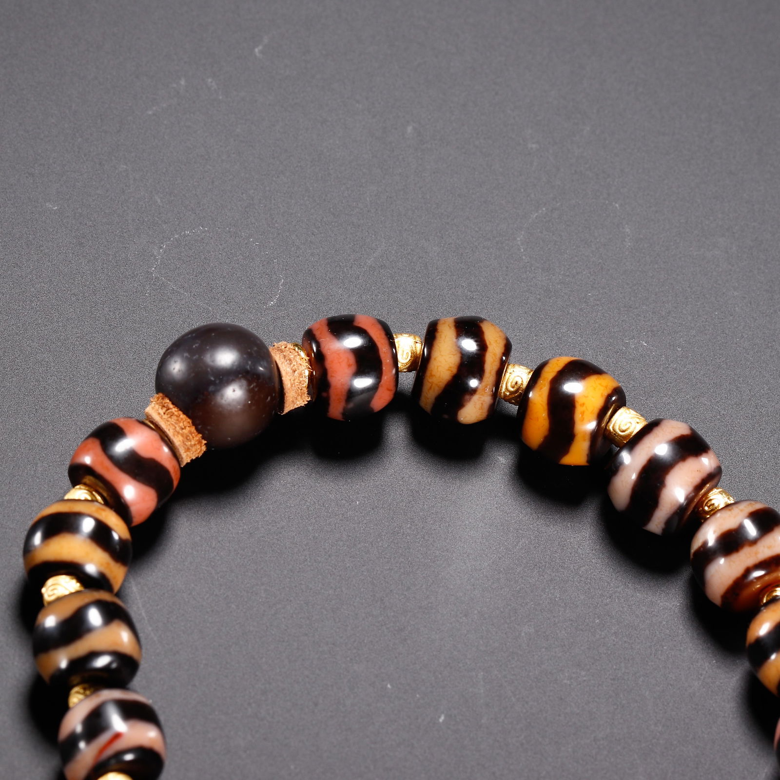 A CHINESE DZI BEAD BRACELET - 7
