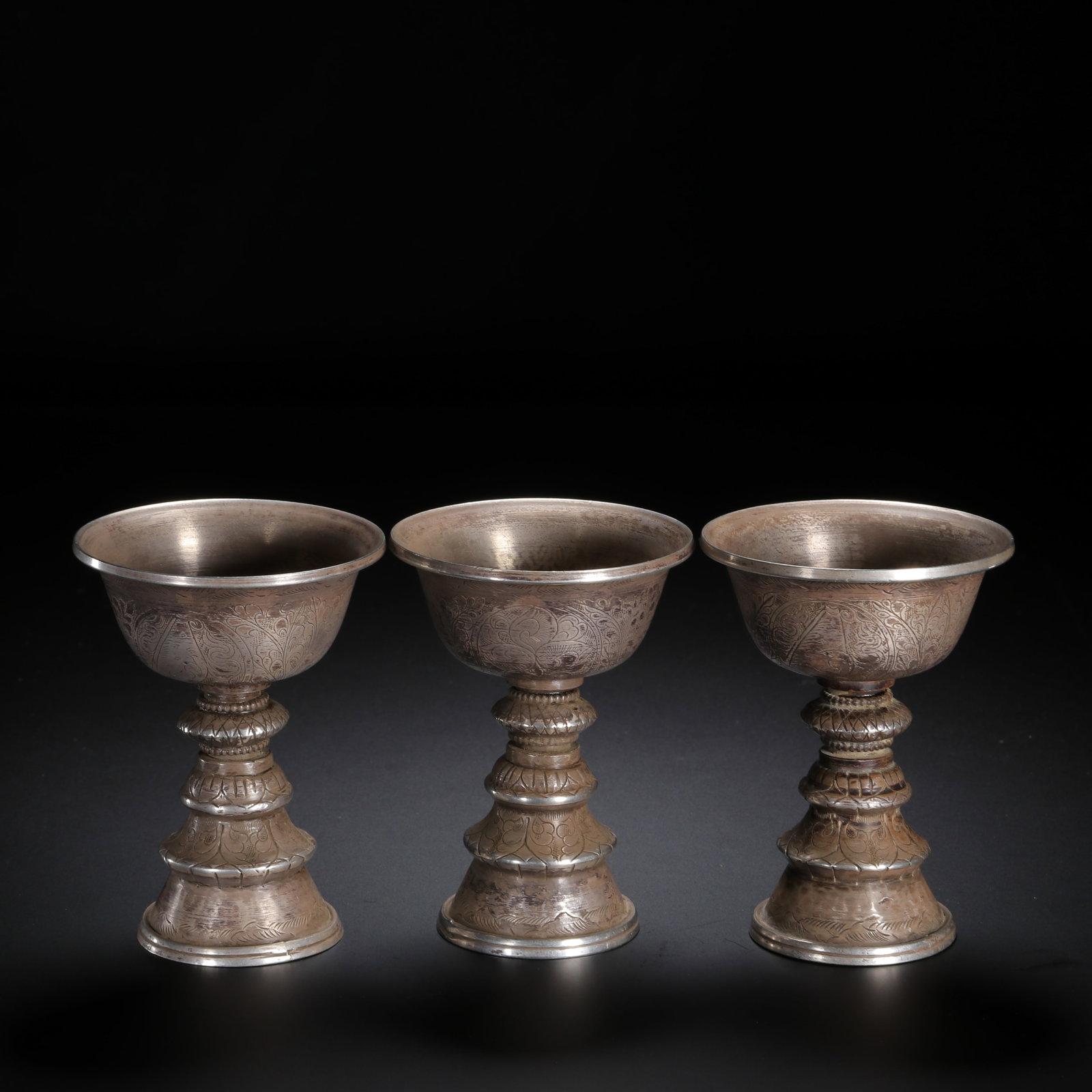 A SET OF THREE CHINESE SILVER OFFERING CUPS: A SET OF THREE CHINESE SILVER OFFERING CUPS (6 x 6 x 8cm,Weight 210g)