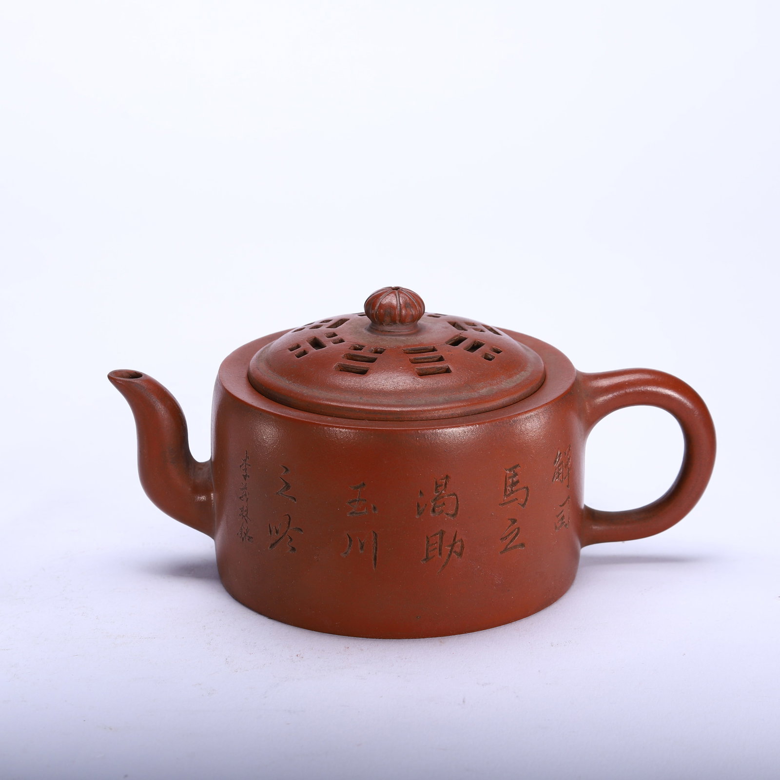 A CHINESE INSCRIBED YIXING ZISHA TEAPOT: A CHINESE INSCRIBED YIXING ZISHA TEAPOT (18 x 11 x 9cm,Weight 480g)