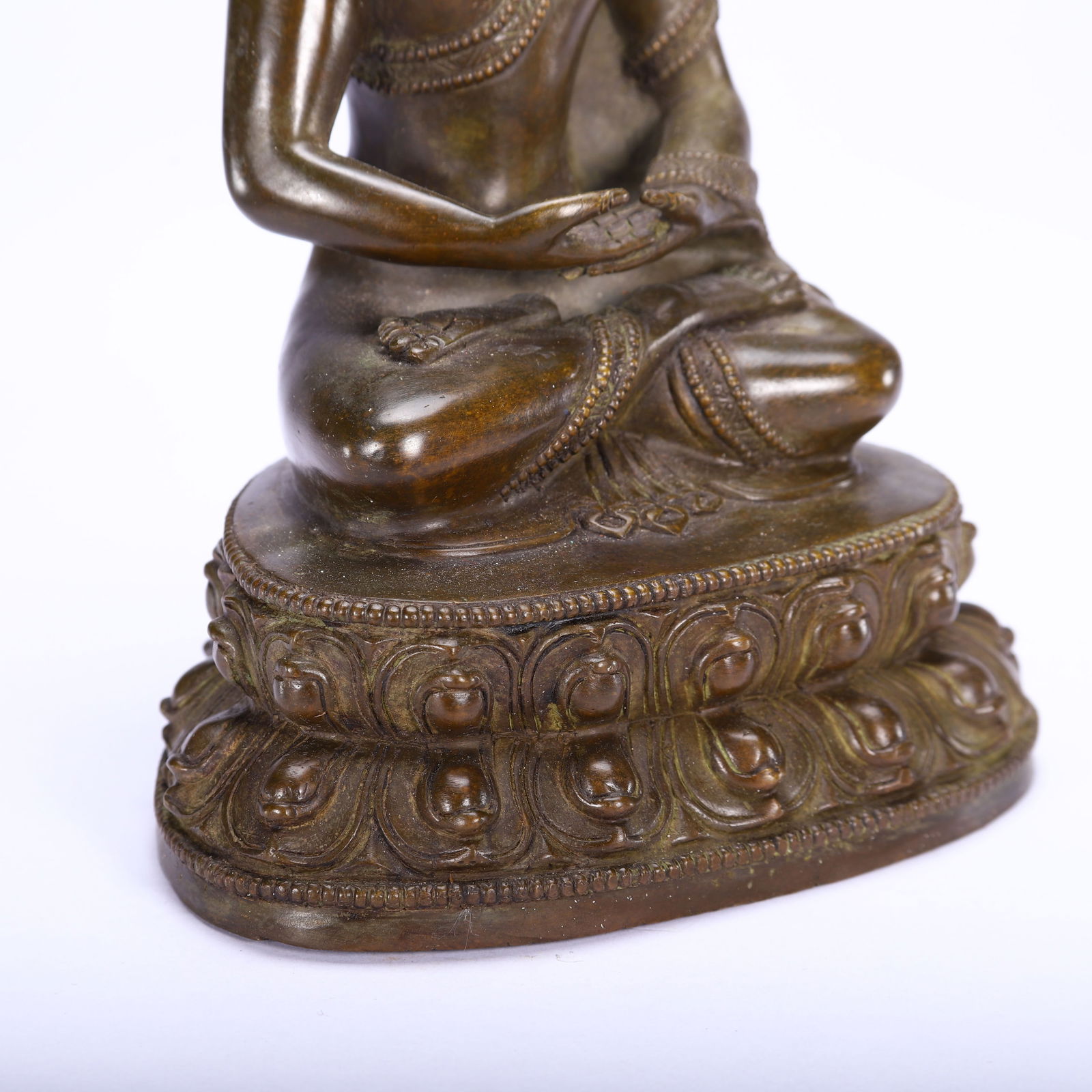 A CHINESE BRONZE BUDDHA FIGURE - 7