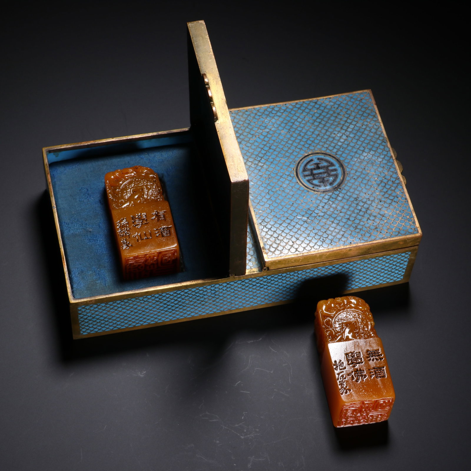 A SET OF THREE CHINESE TIANHUANG STONE SEALS WITH CLOISONNÉ BOX: A SET OF THREE CHINESE TIANHUANG STONE SEALS WITH CLOISONNÉ BOX (2.5 x 2.5 x 5cm,Weight 150g)