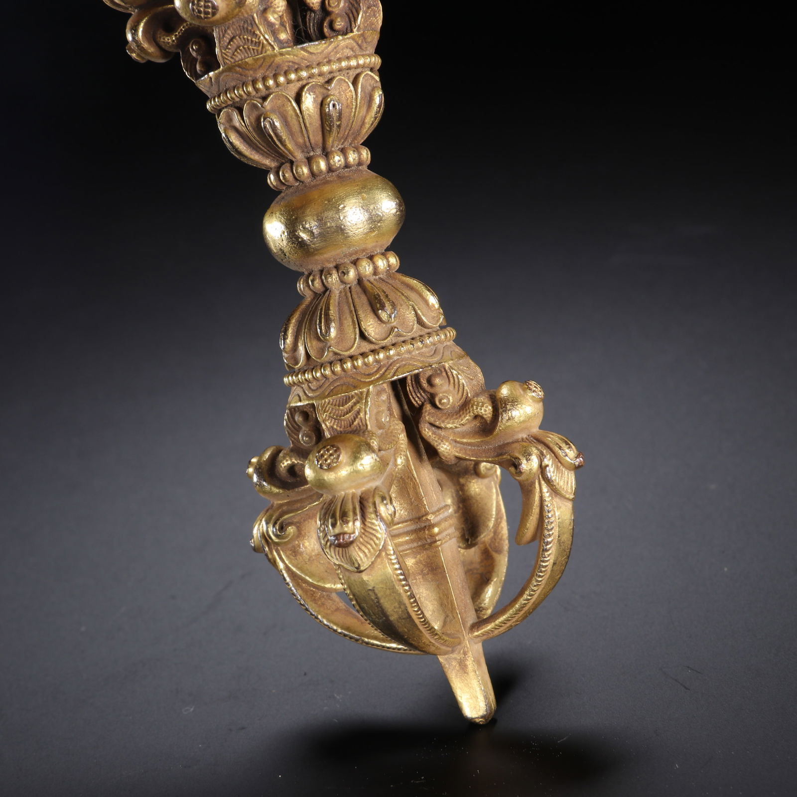 A CHINESE GILT-BRONZE VAJRA RITUAL IMPLEMENT - 7