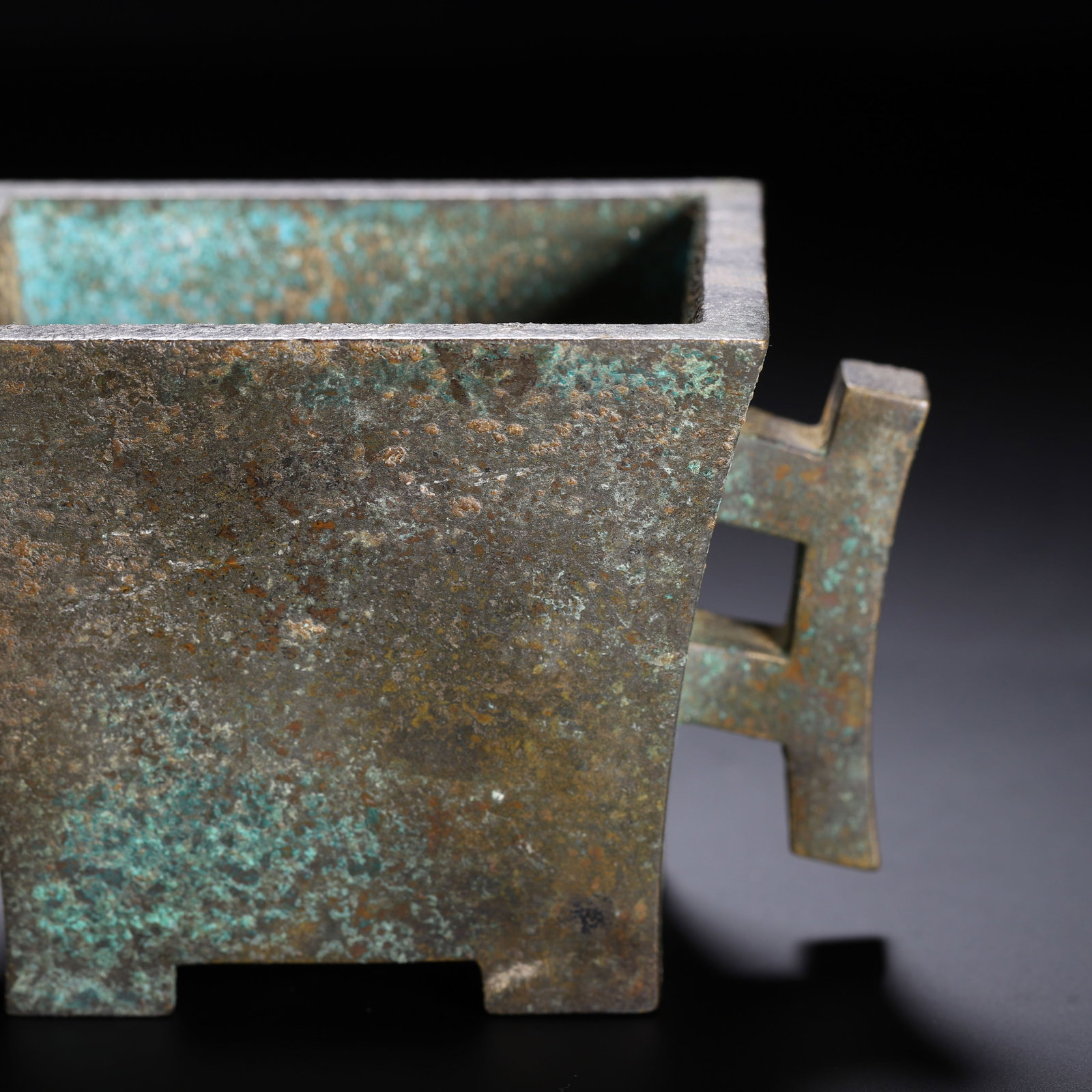 A CHINESE BRONZE RECTANGULAR CENSER WITH PIERCED HANDLES - 2