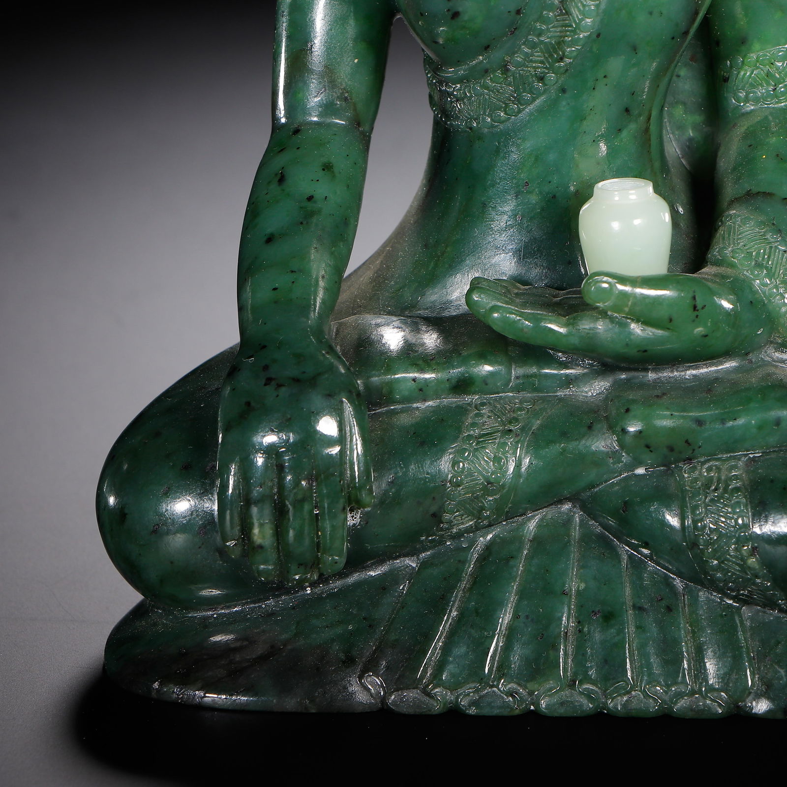 A CHINESE SPINACH JADE BUDDHA STATUE - 3
