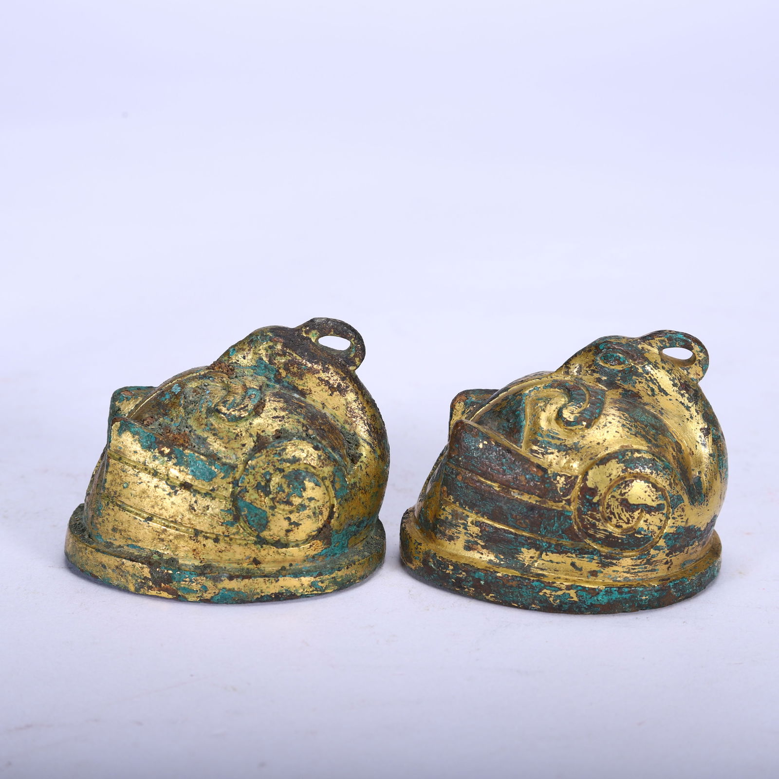 A PAIR OF CHINESE GILT-BRONZE ORNAMENTS: A PAIR OF CHINESE GILT-BRONZE ORNAMENTS (5.5 x 4.5 x 4.5cm,Weight 630g)