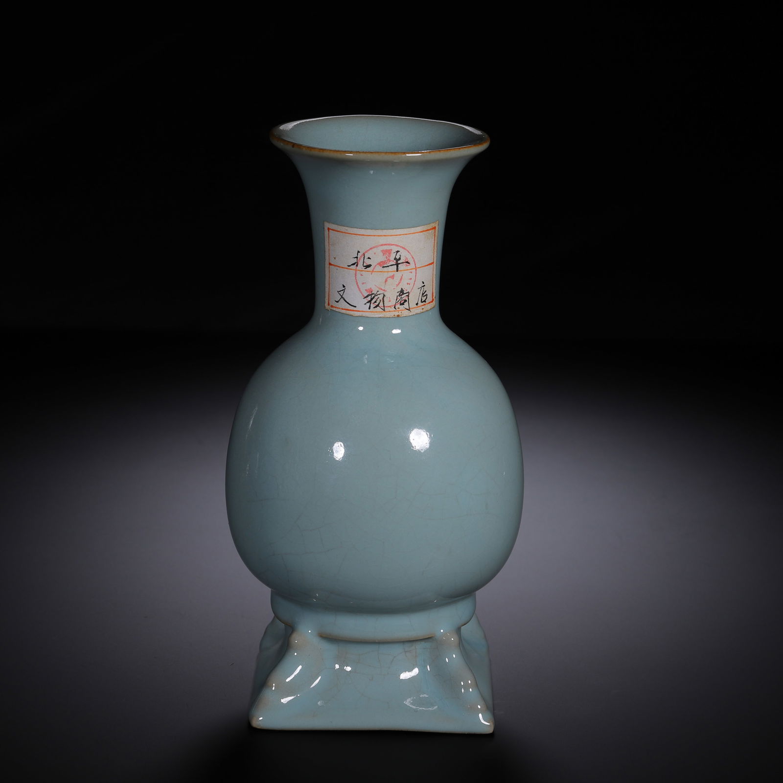 A CHINESE RU-TYPE GLAZED VASE: A CHINESE RU-TYPE GLAZED VASE (8.8 x 8.5 x 18.2cm,Weight 420g)