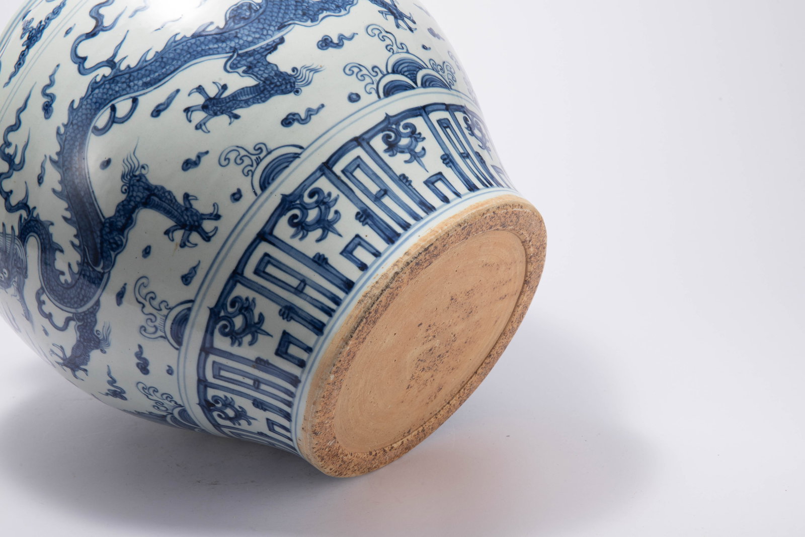 A BLUE AND WHITE PORCELAIN CLOUD DRAGON PATTERN VASE - 10