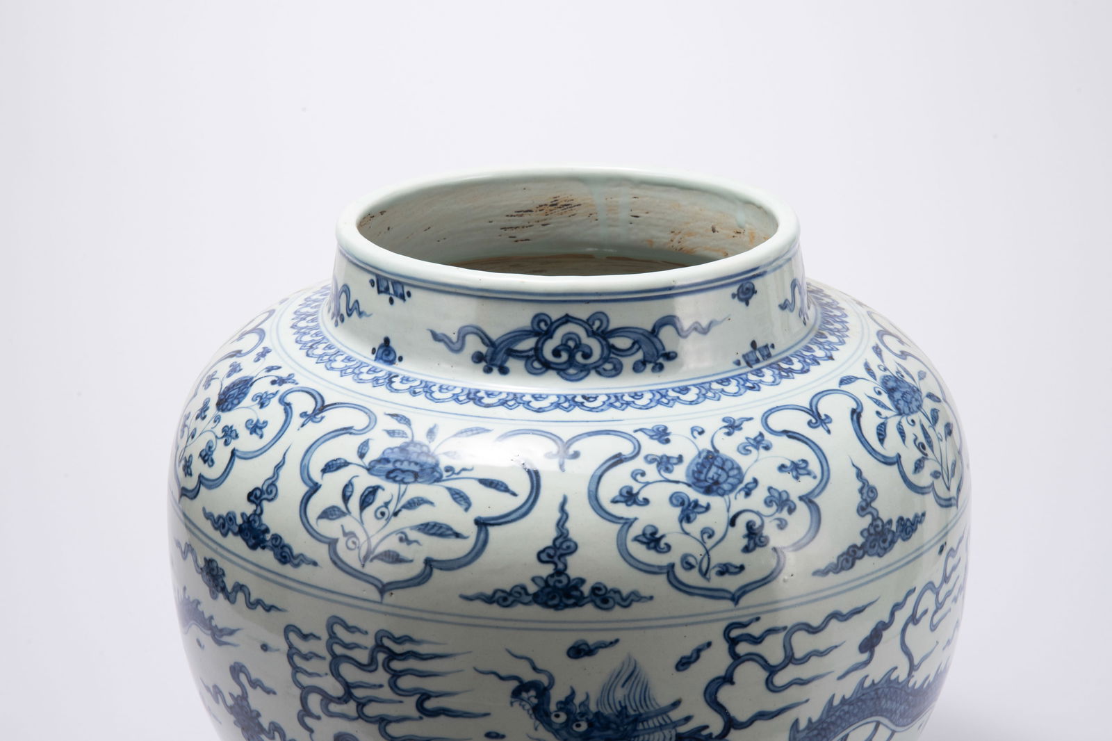 A BLUE AND WHITE PORCELAIN CLOUD DRAGON PATTERN VASE - 2