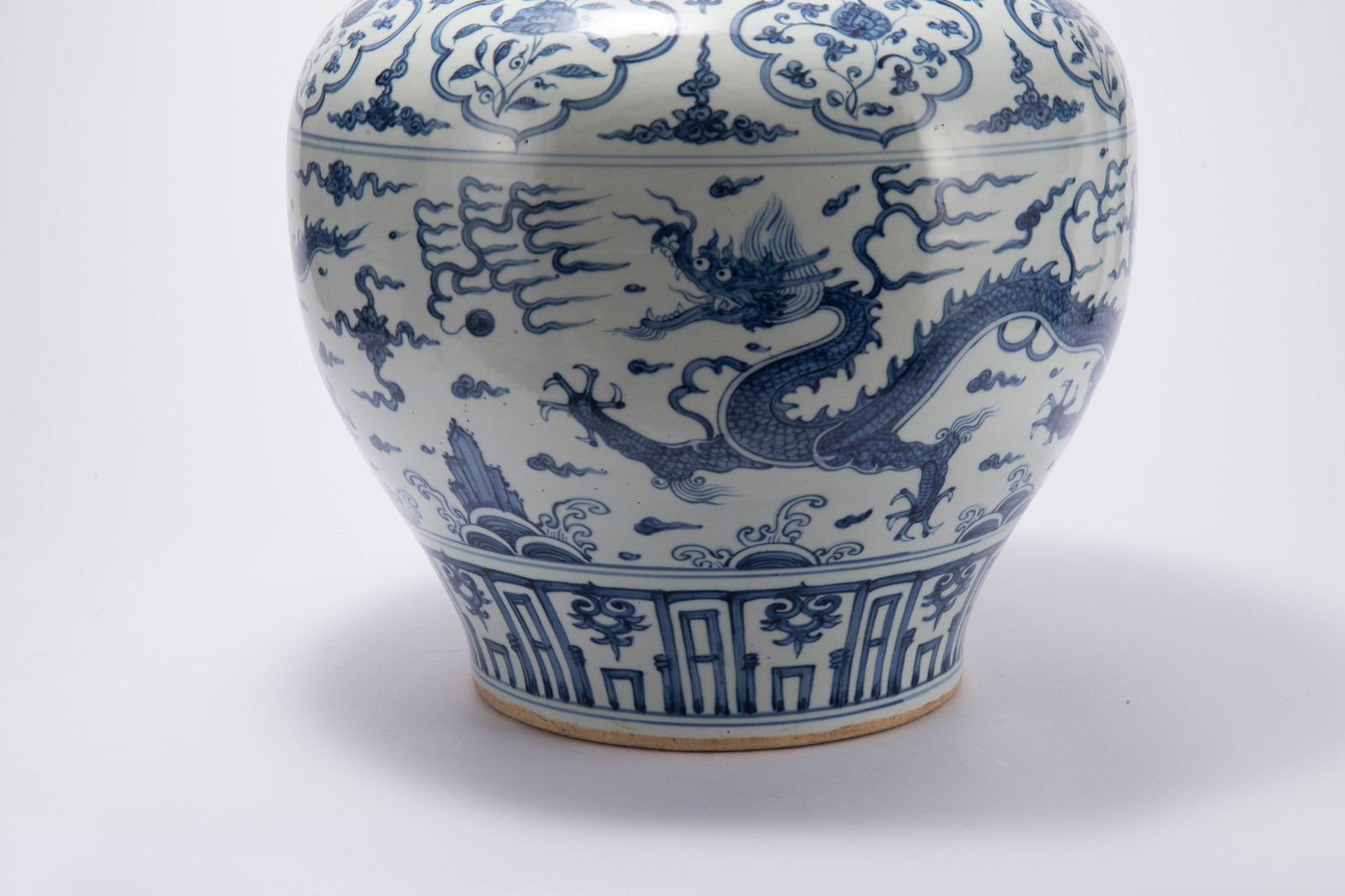 A BLUE AND WHITE PORCELAIN CLOUD DRAGON PATTERN VASE - 3