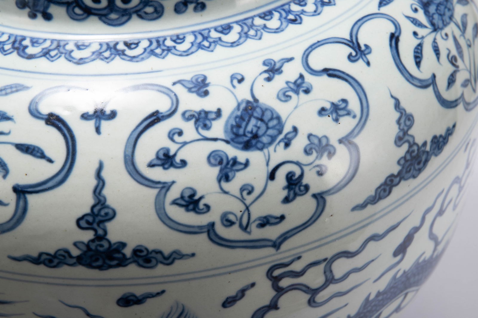 A BLUE AND WHITE PORCELAIN CLOUD DRAGON PATTERN VASE - 4
