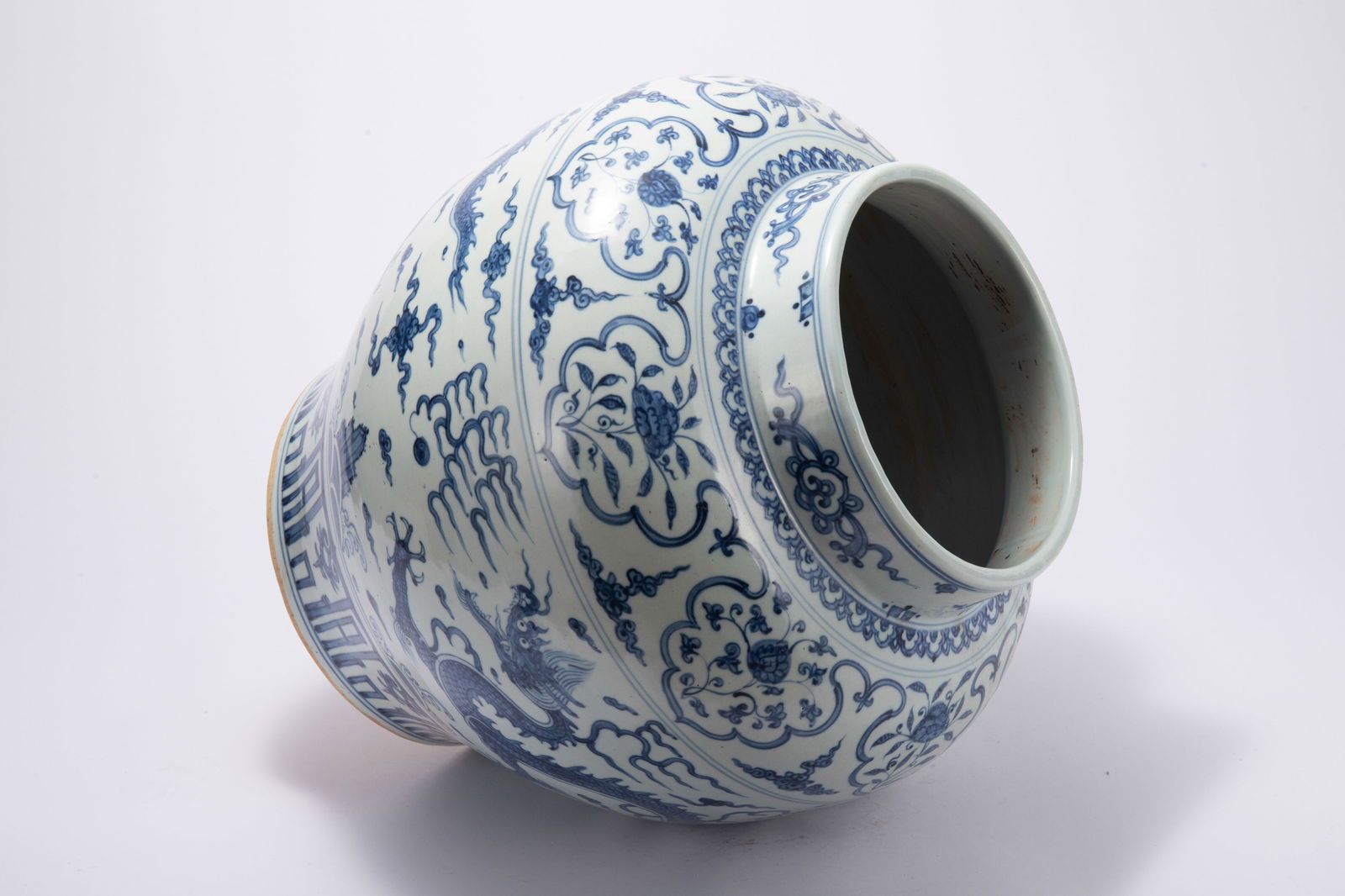 A BLUE AND WHITE PORCELAIN CLOUD DRAGON PATTERN VASE - 5