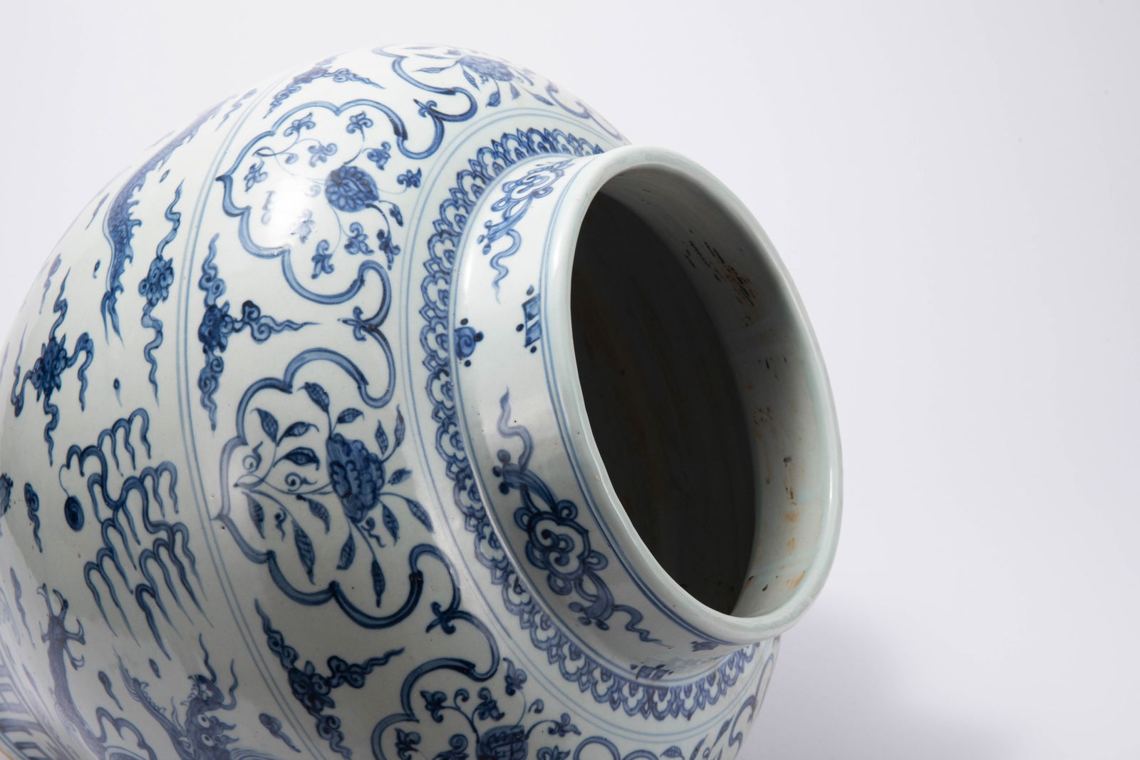 A BLUE AND WHITE PORCELAIN CLOUD DRAGON PATTERN VASE - 6