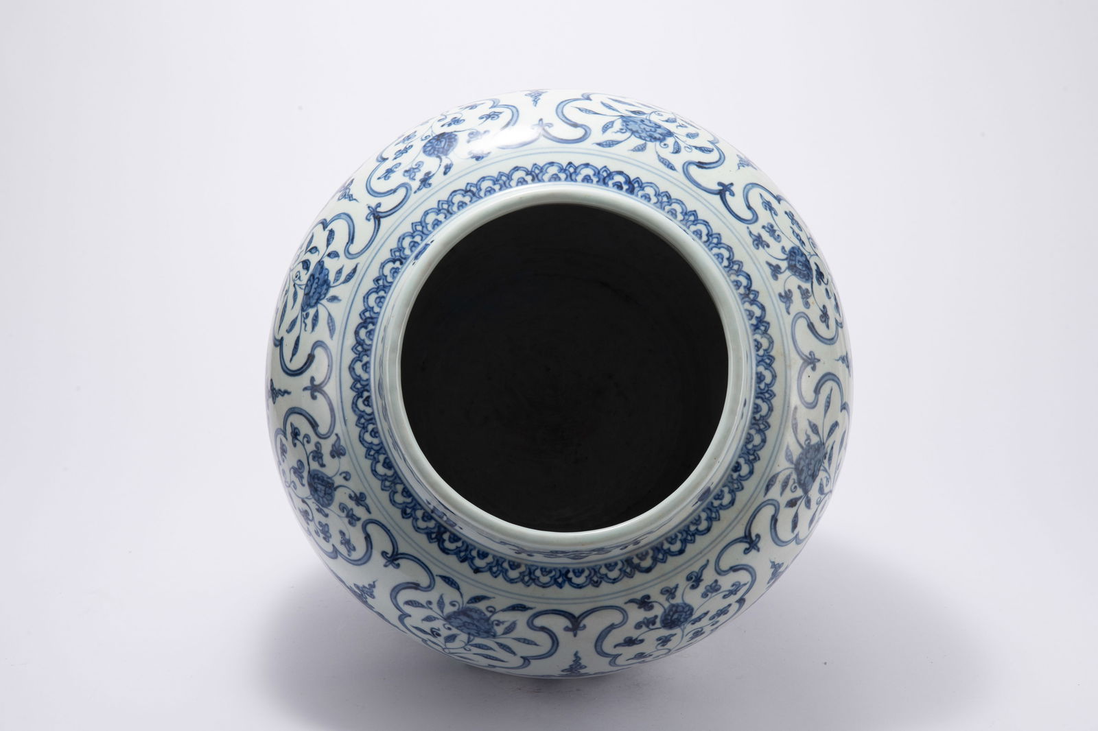 A BLUE AND WHITE PORCELAIN CLOUD DRAGON PATTERN VASE - 7