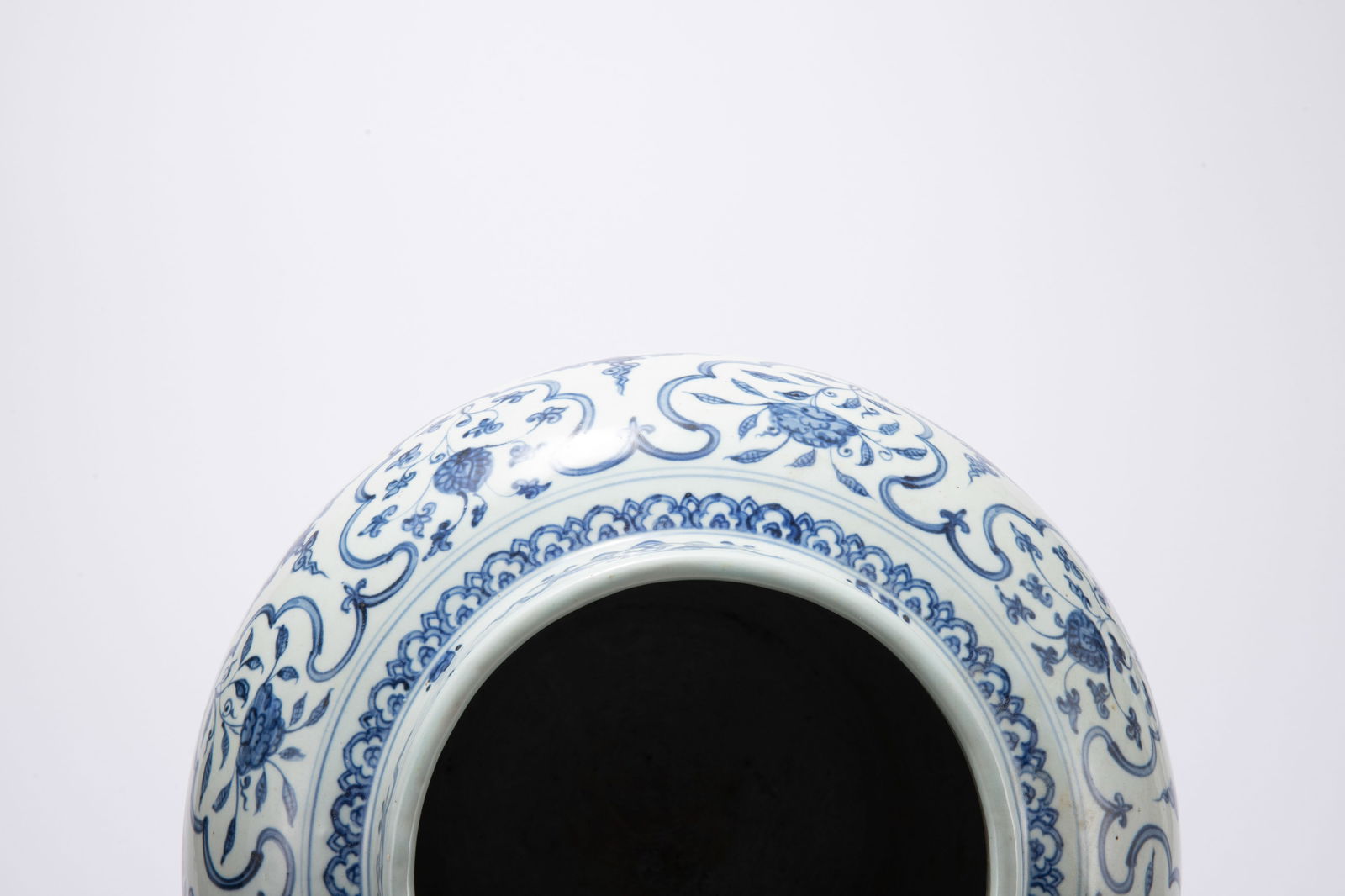 A BLUE AND WHITE PORCELAIN CLOUD DRAGON PATTERN VASE - 8