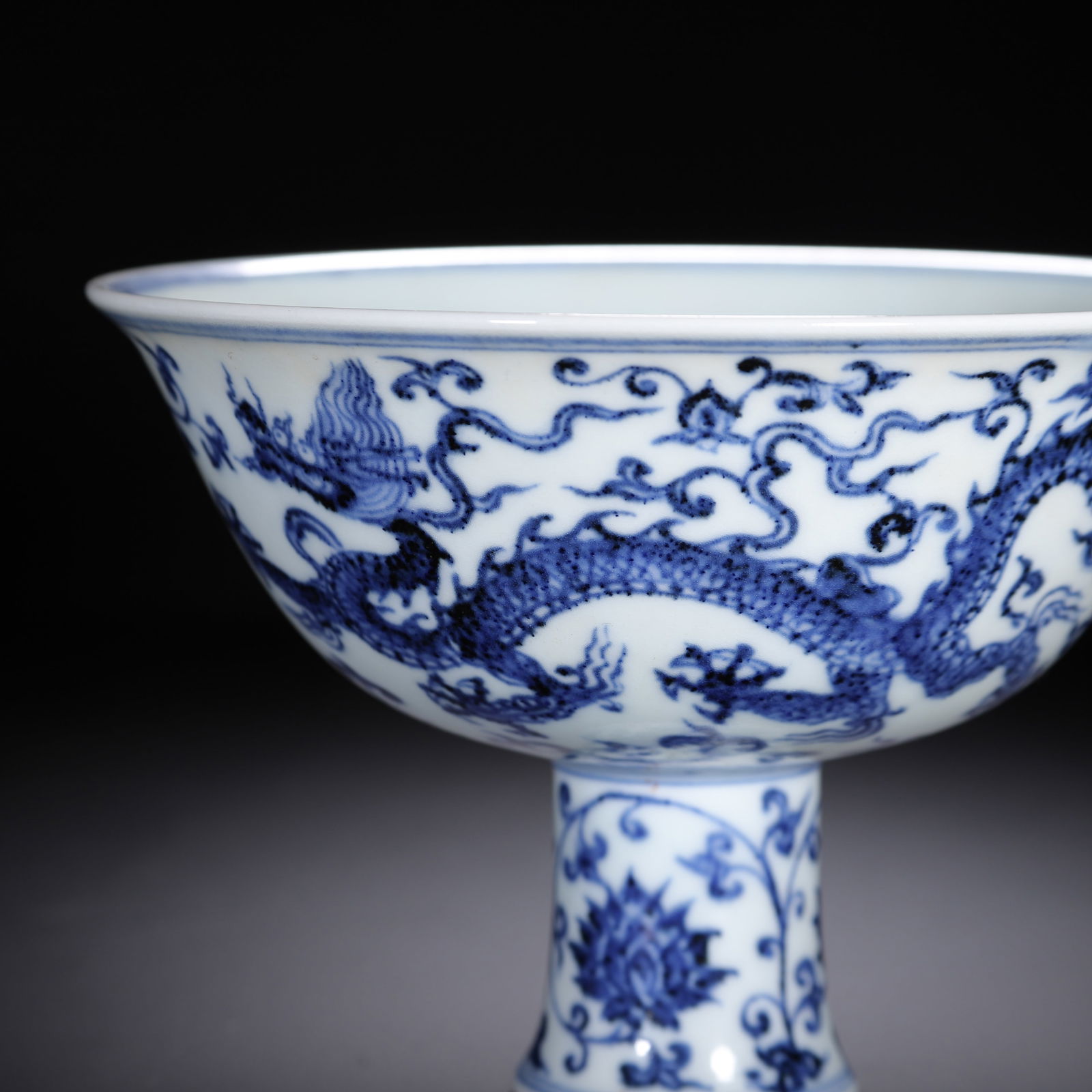 A CHINESE BLUE AND WHITE DRAGON STEM CUP - 2
