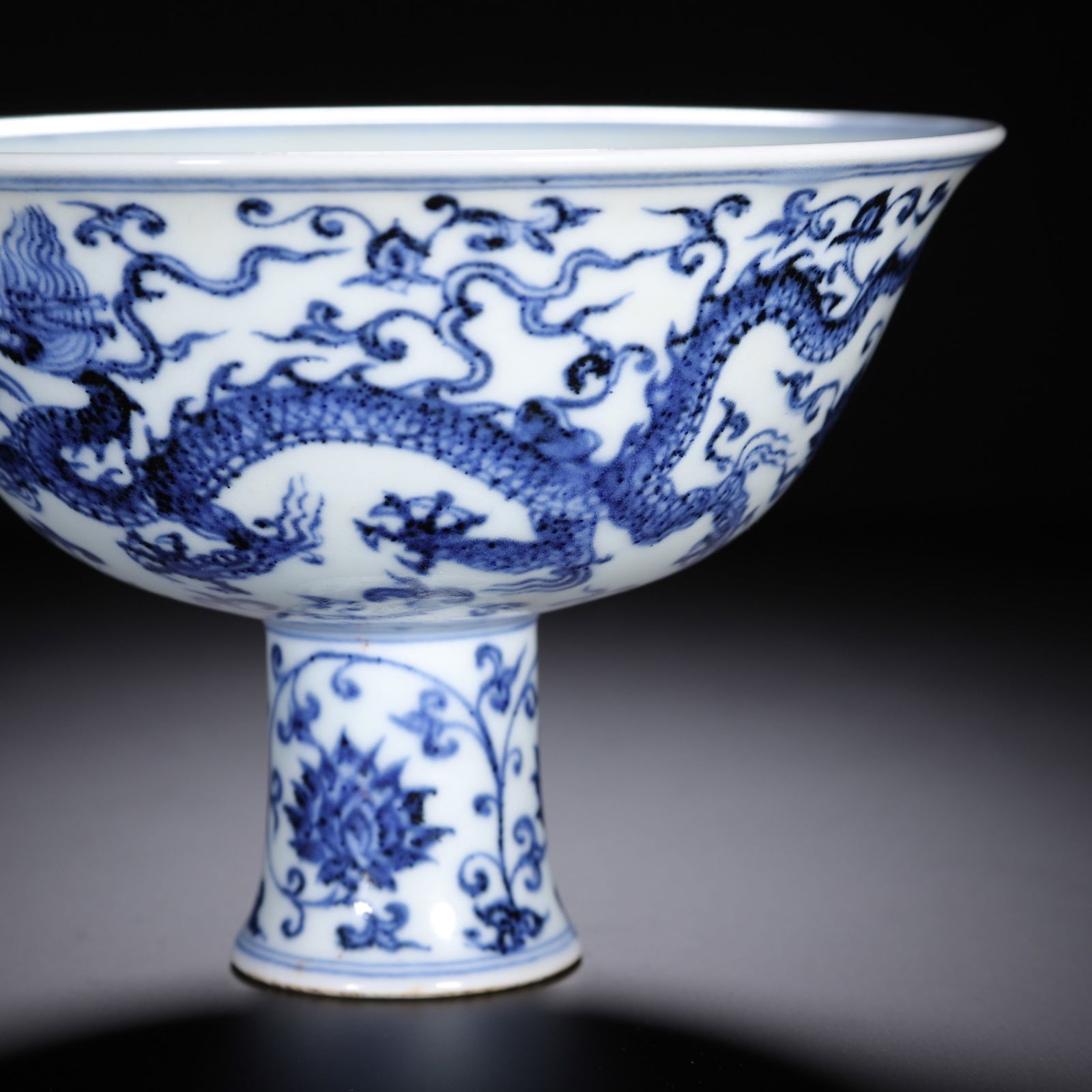 A CHINESE BLUE AND WHITE DRAGON STEM CUP - 3