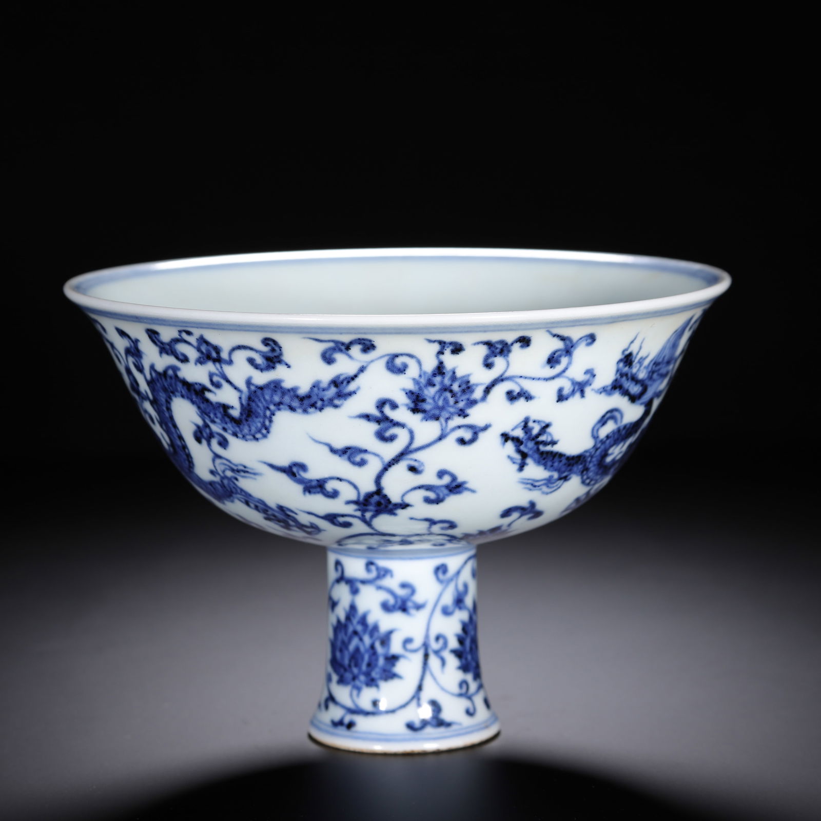 A CHINESE BLUE AND WHITE DRAGON STEM CUP - 4