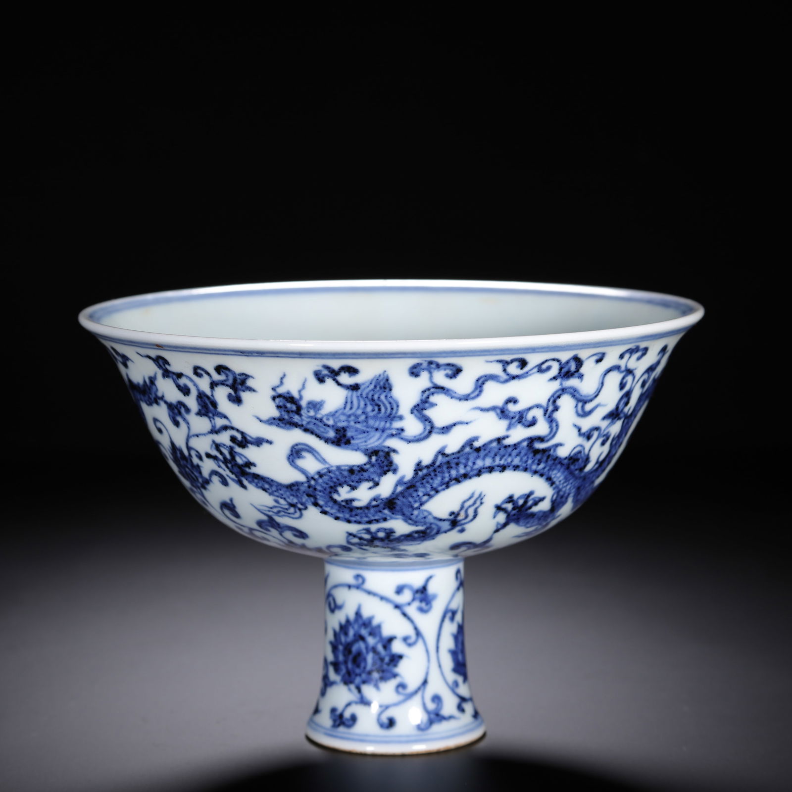 A CHINESE BLUE AND WHITE DRAGON STEM CUP - 6