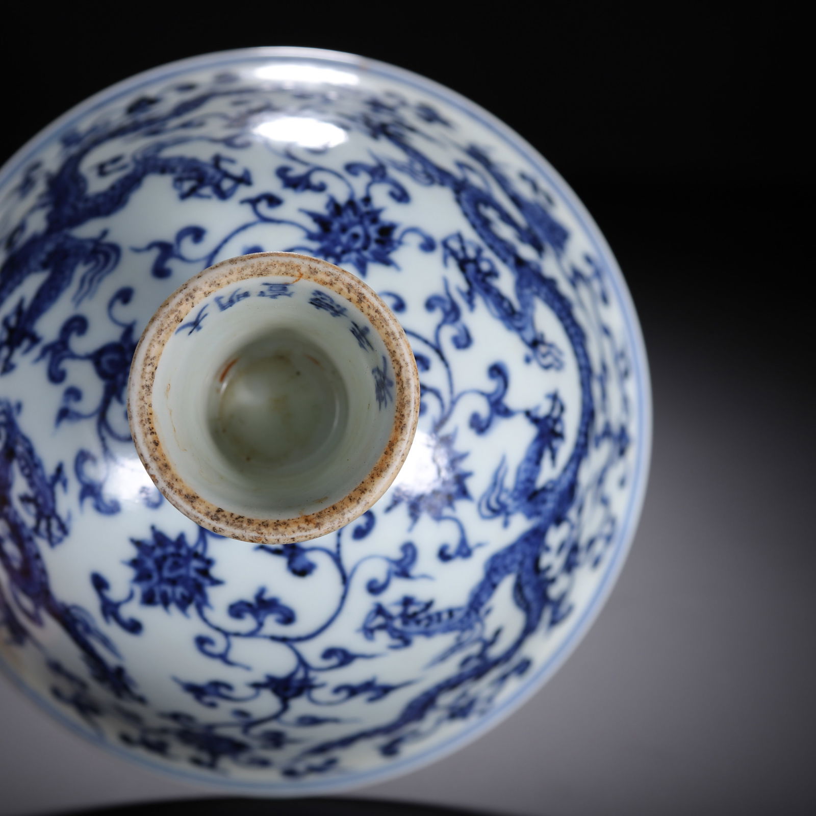 A CHINESE BLUE AND WHITE DRAGON STEM CUP - 9