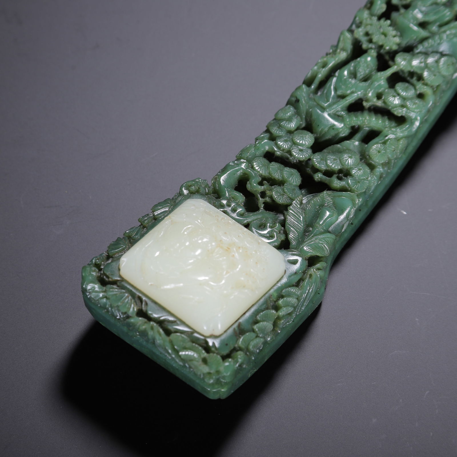 A CHINESE SPINACH JADE RUYI SCEPTER - 4