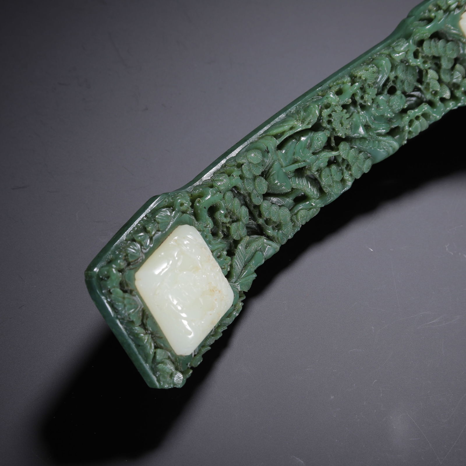 A CHINESE SPINACH JADE RUYI SCEPTER - 7
